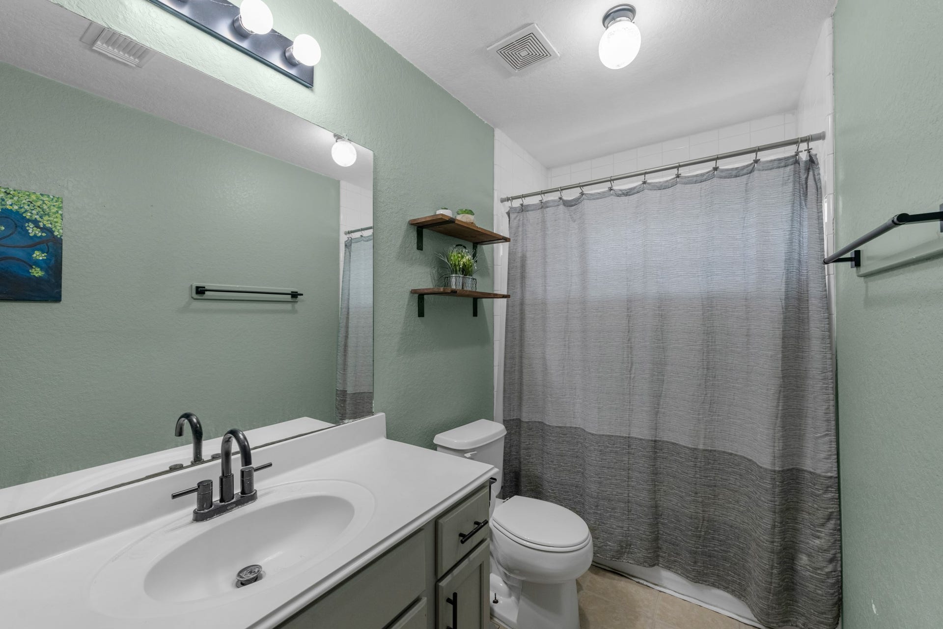 14610 Maisemore Road, Houston, TX 77015 Hallway bathroom
