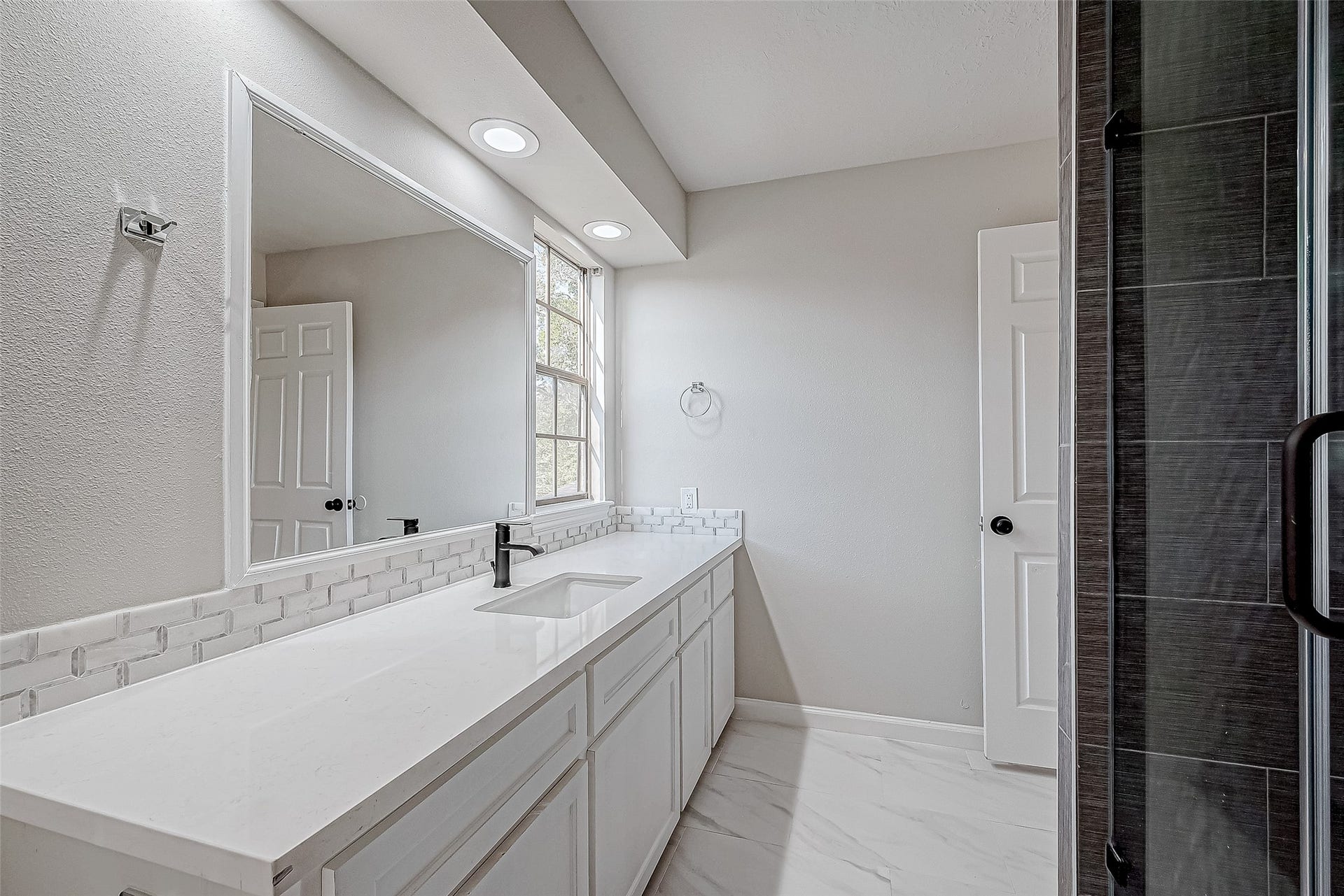 3102 Glenn Lakes Lane, Missouri City, TX 77459 Another picture of the bathroom.