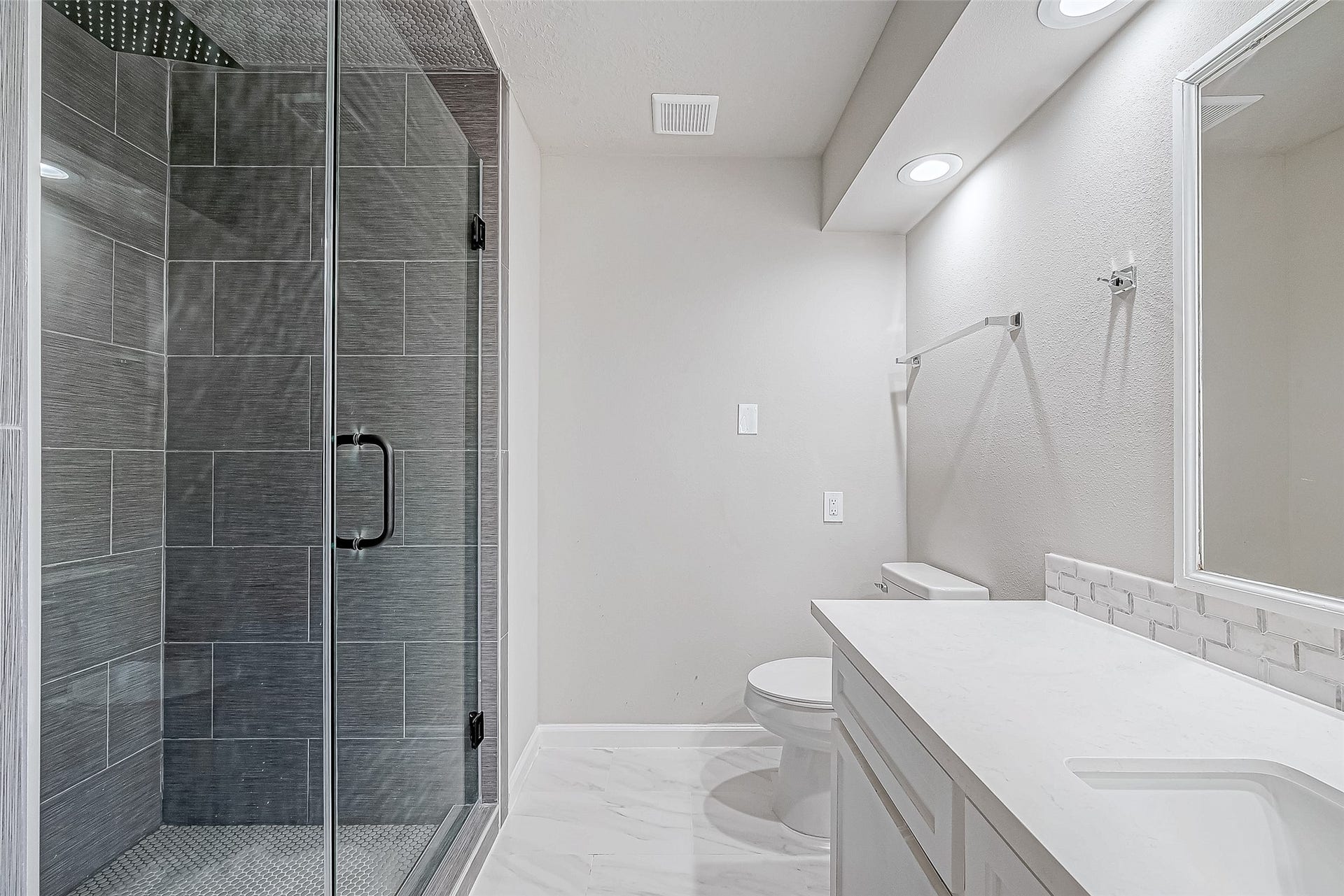 3102 Glenn Lakes Lane, Missouri City, TX 77459 Glass-enclosed shower