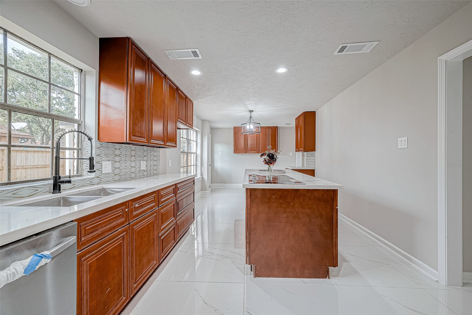 3102 Glenn Lakes Lane, Missouri City, TX 77459 Sleek white countertops and the flooring is stylish and easy to maintain.