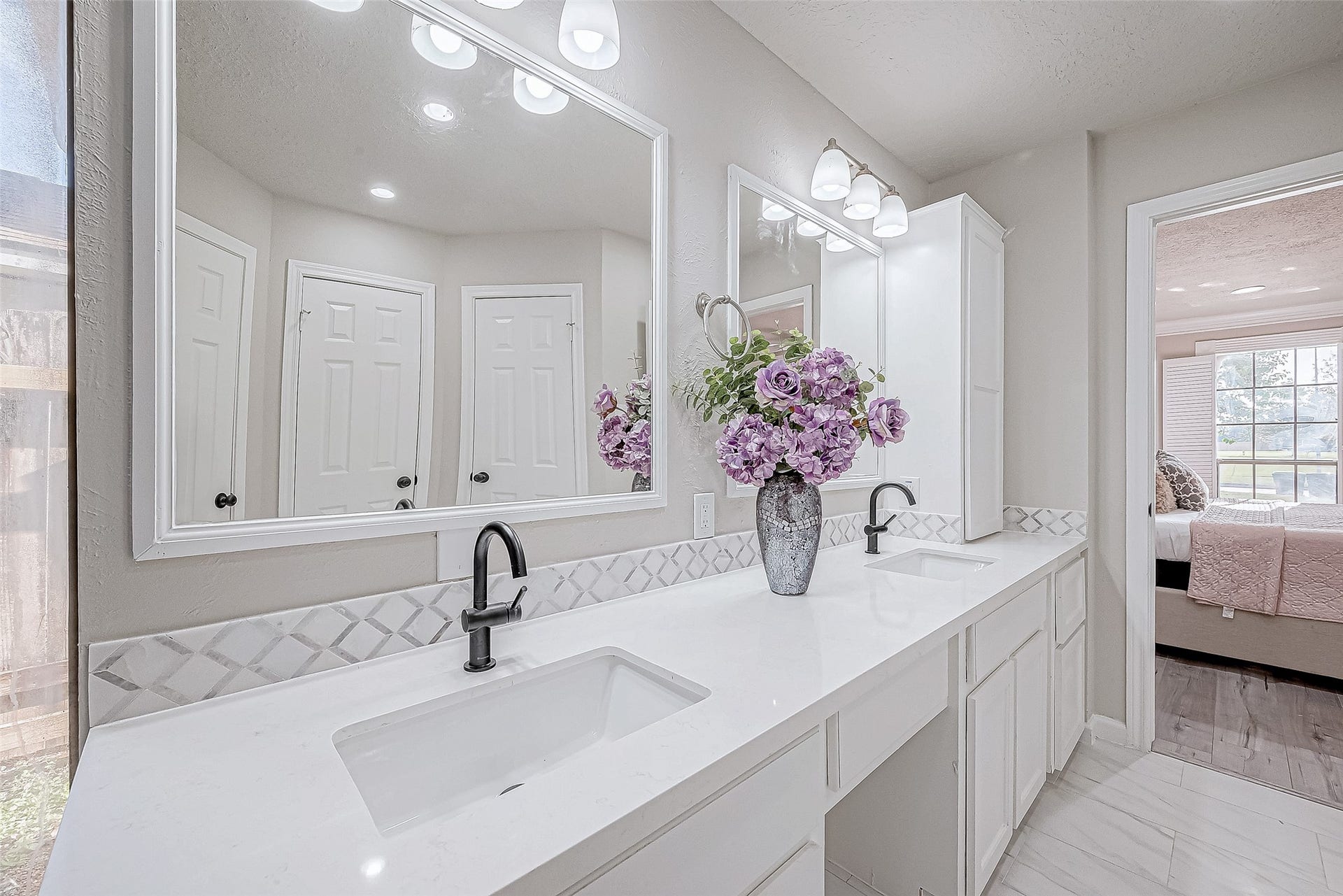 3102 Glenn Lakes Lane, Missouri City, TX 77459 A light color palette, decorative backsplash, and ample lighting create an elegant, airy ambiance.