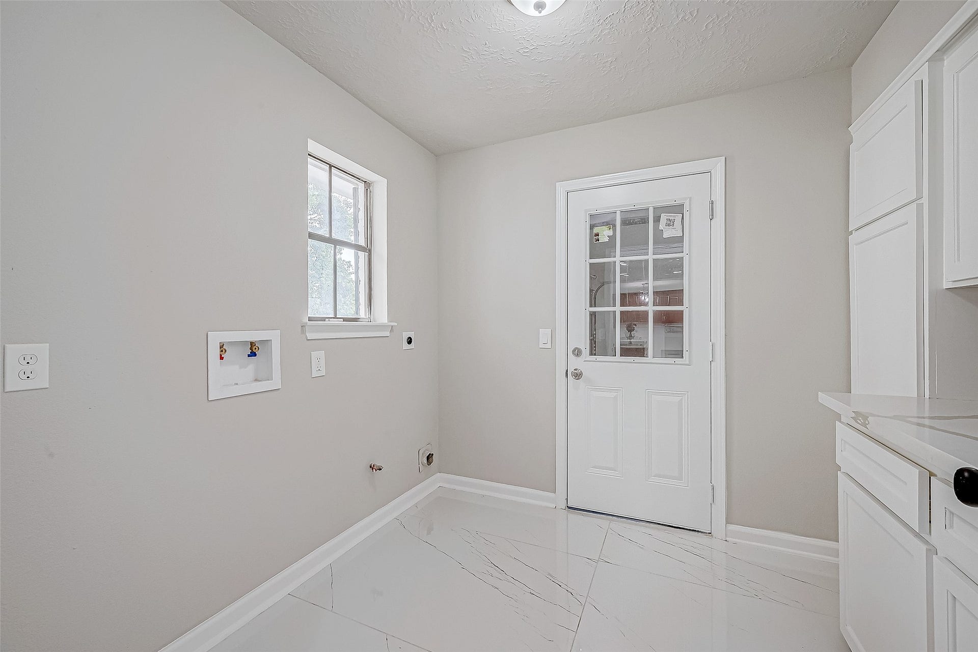 3102 Glenn Lakes Lane, Missouri City, TX 77459 A bright, clean laundry room features a window for natural light and washer/dryer hookups.