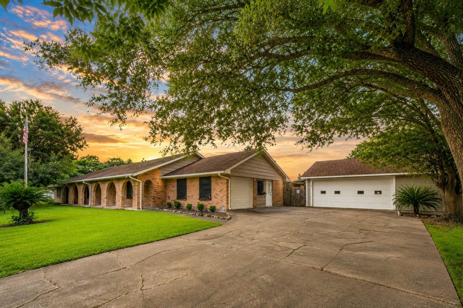 Property photo for 327 Maple Drive, Hitchcock, TX