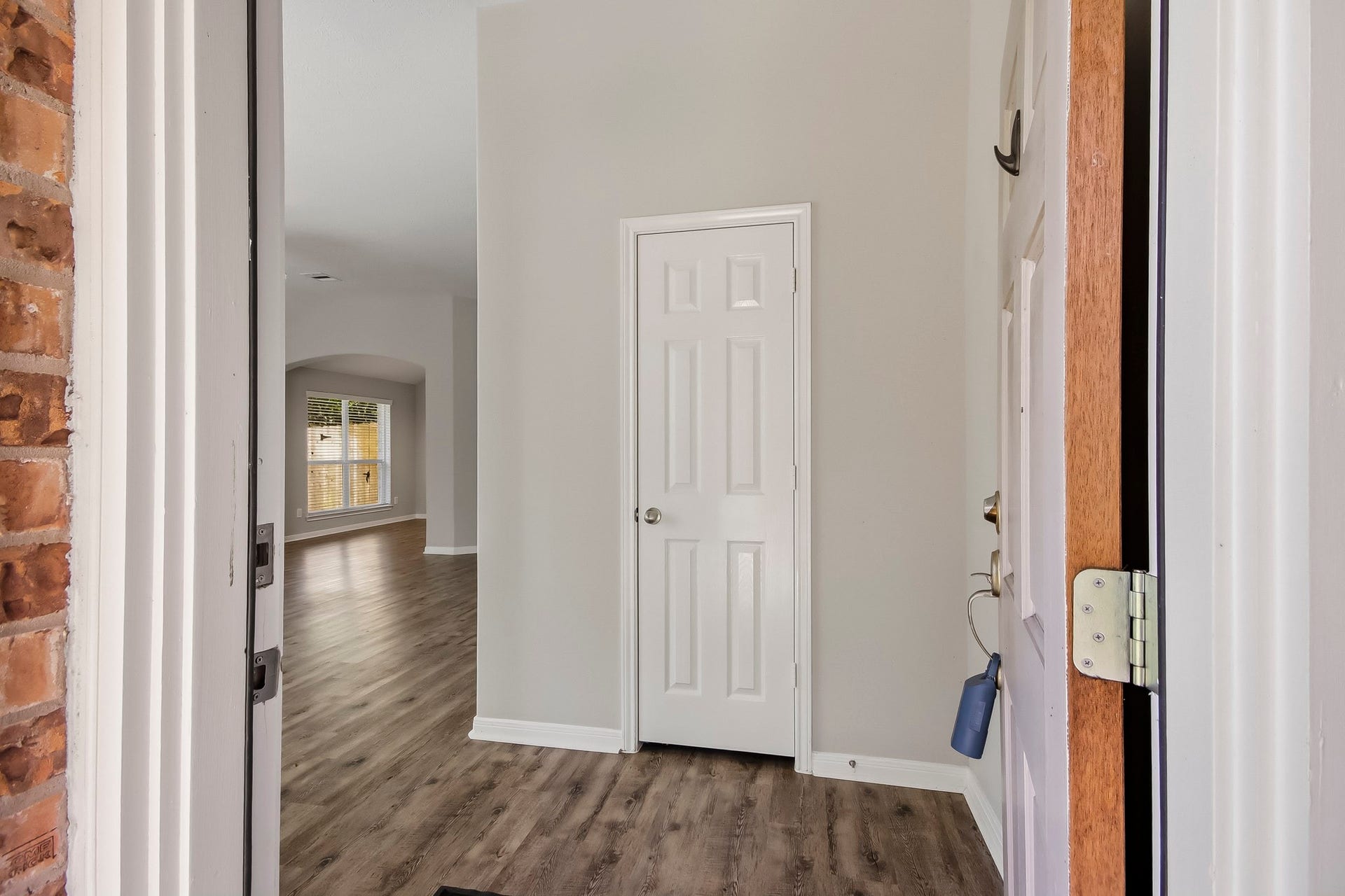 12222 Hawthorne Drive, Montgomery, TX 77356 Luxury vinyl plank floors greet you as you enter. They offer a great look, low maintenance and durability.