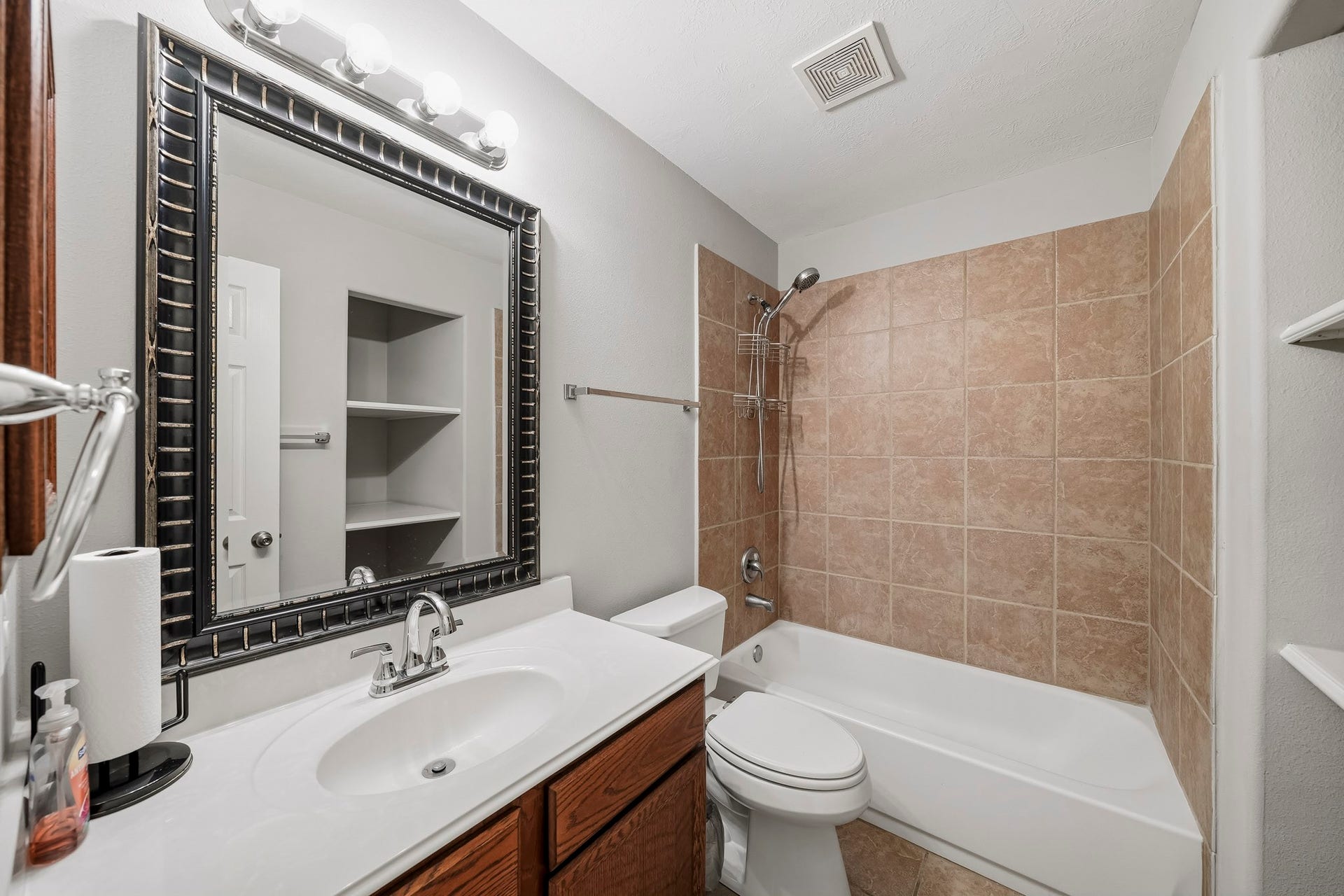 12222 Hawthorne Drive, Montgomery, TX 77356 2nd Full Bath with extra storage