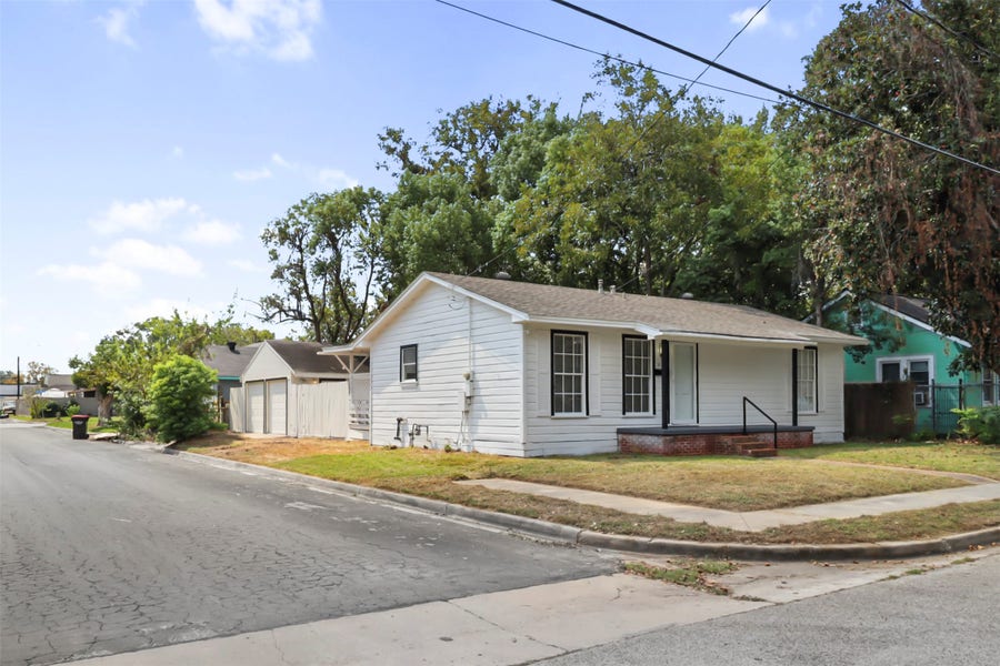 Property photo for 521 E Hunnicutt Street, Baytown, TX