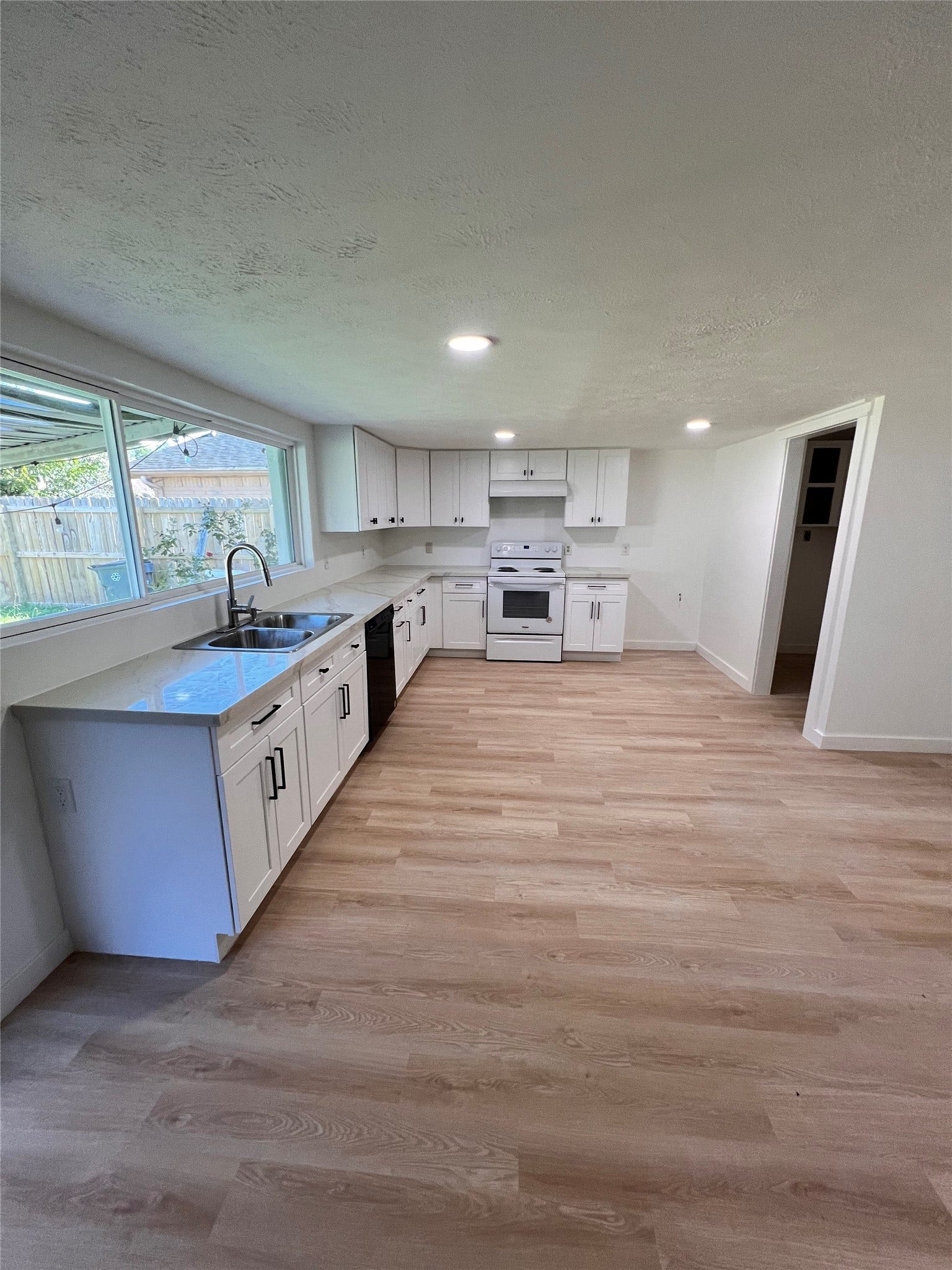 3211 Meadowview Drive, Missouri City, TX 77459 3211 Meadowview Drive, Missouri City, TX 77459