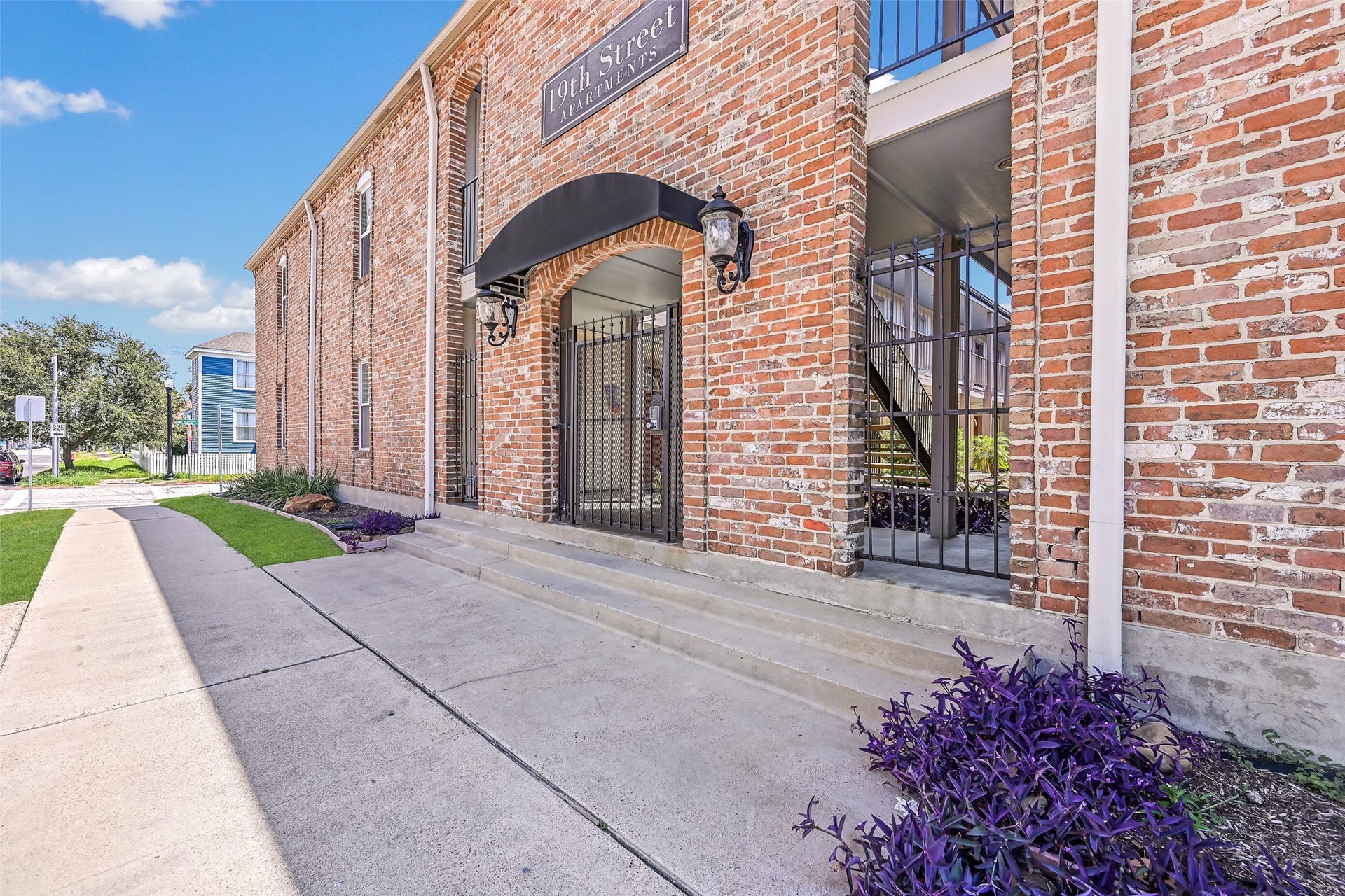600 19th Street, #9, Galveston, TX 77550 19th Street Apartments is conveniently located within steps from Galveston's historic downtown district. Short bike ride to UTMB and minutes to the Beach!
