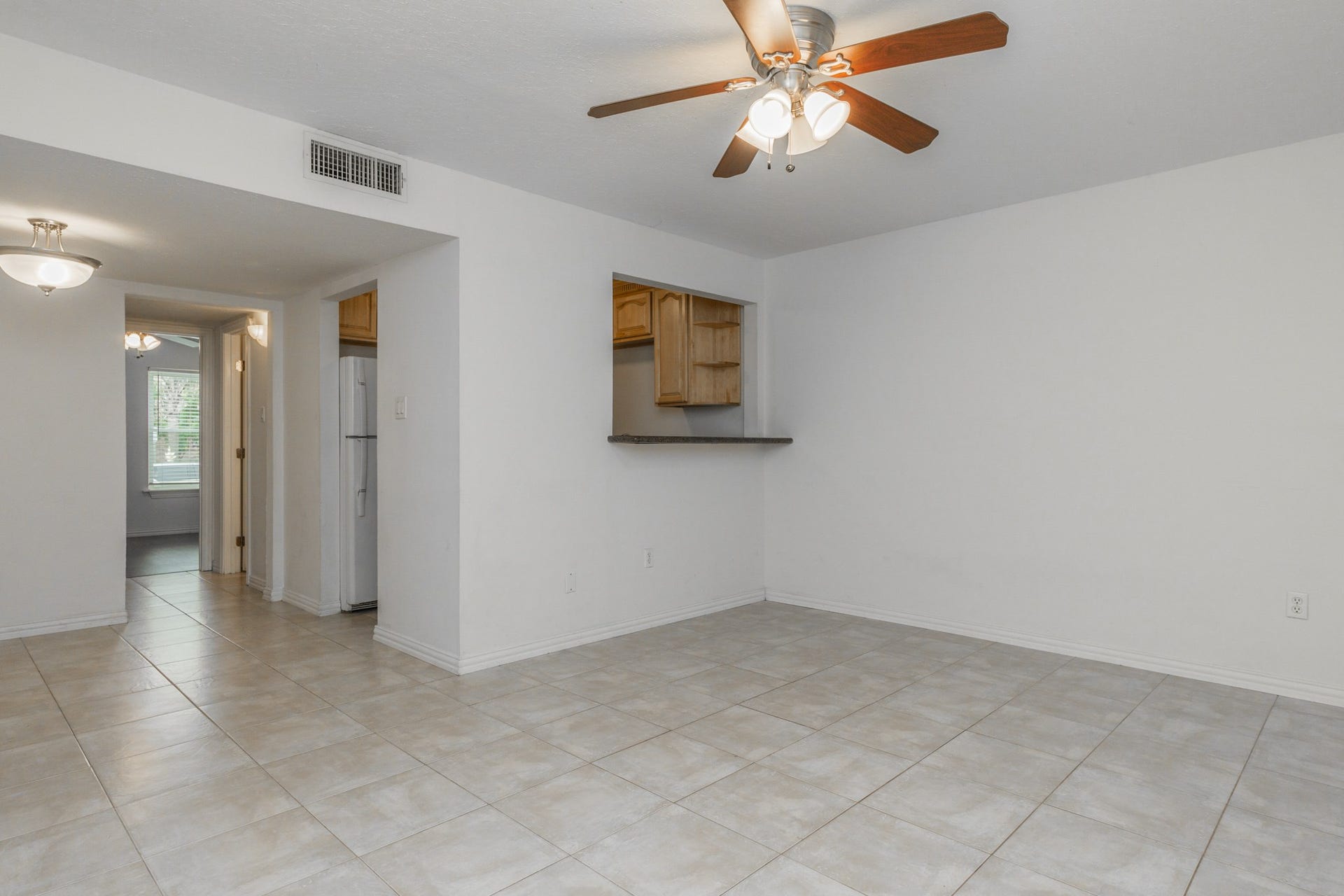 600 19th Street, #9, Galveston, TX 77550 Once you walk in, you are greeted to an open living/dining area with easy-cleanup tile all throughout.
