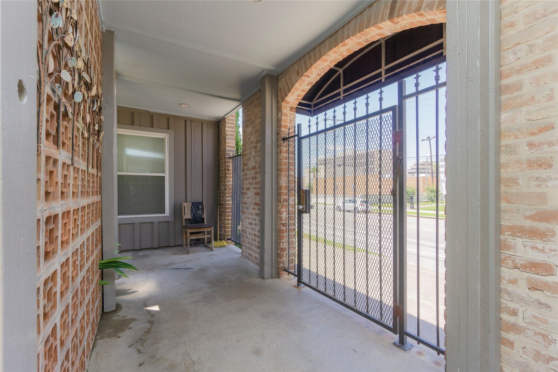 600 19th Street, #9, Galveston, TX 77550 Secured entries.
