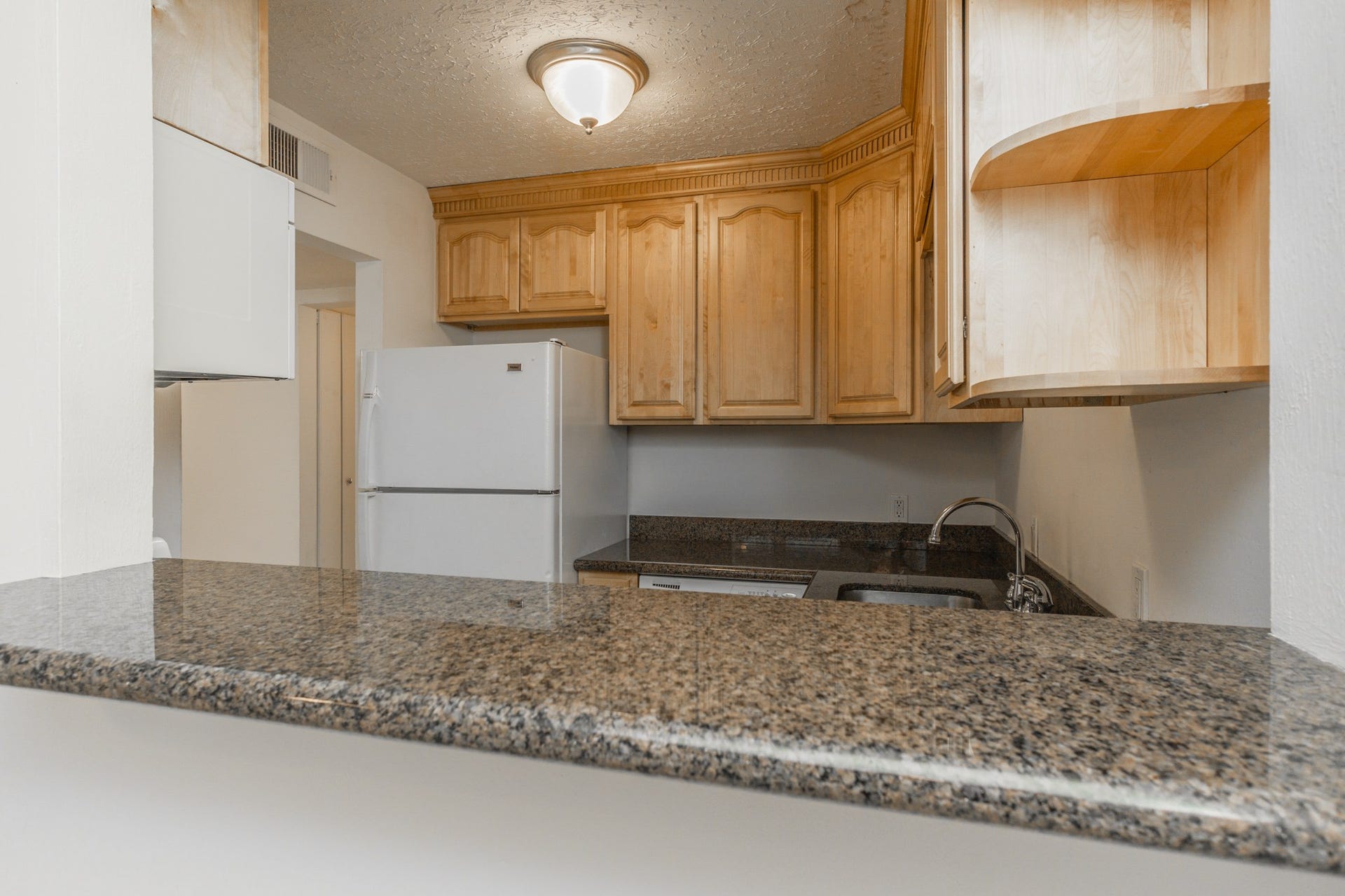 600 19th Street, #9, Galveston, TX 77550 Breakfast bar provides for additional dining area