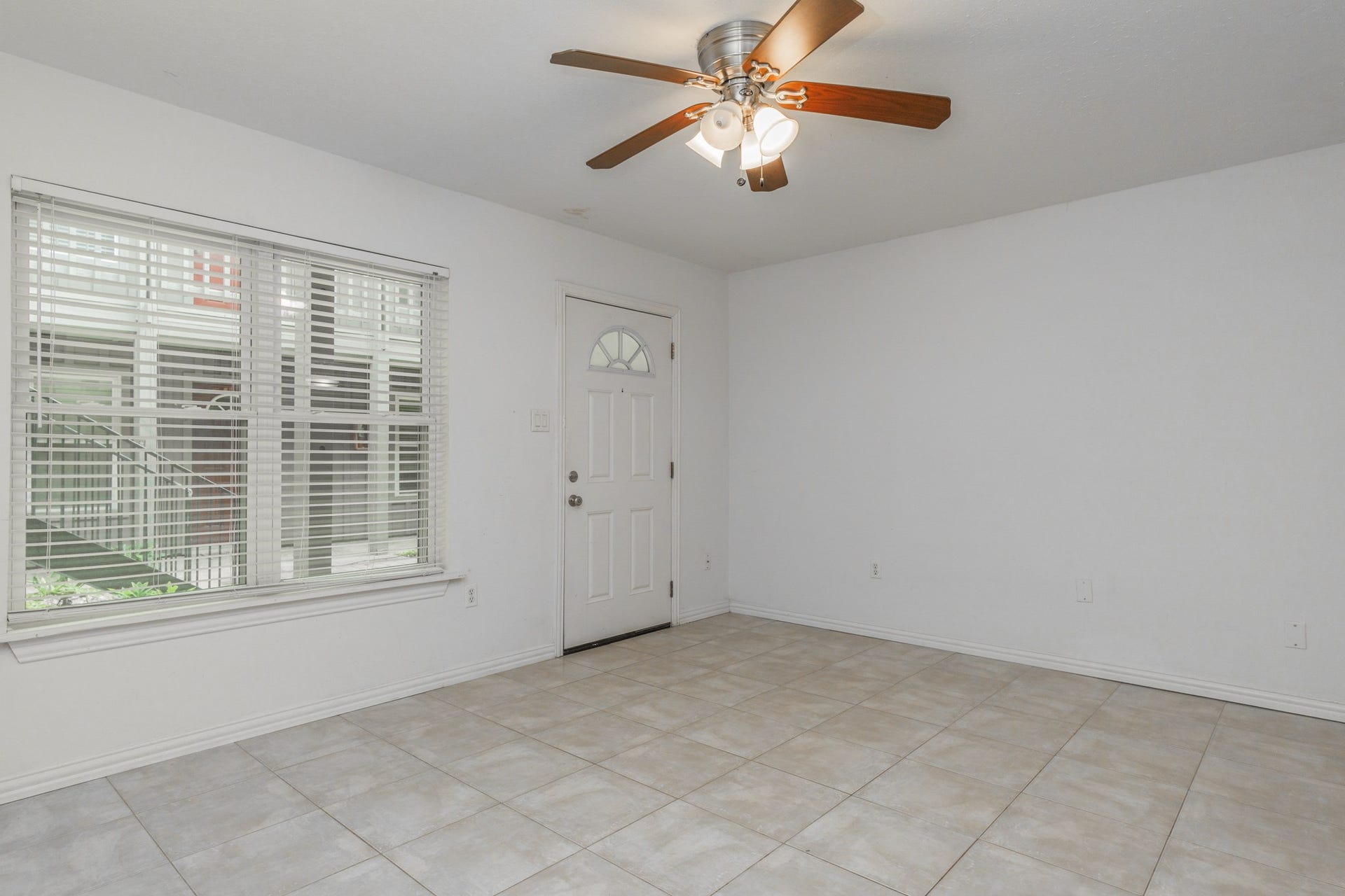 600 19th Street, #9, Galveston, TX 77550 View of the landscaped courtyard from your living area