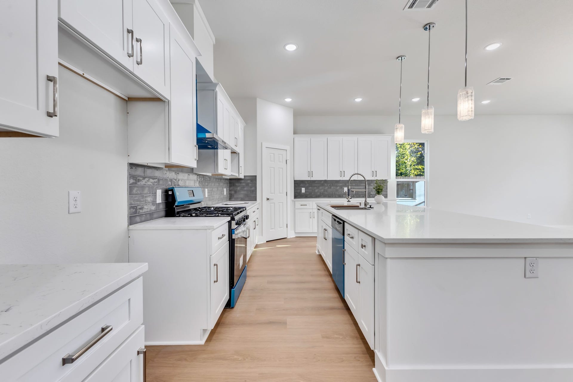 25903 Woodglen Drive, Spring, TX 77386 Modern Kitchen with Beautiful Finishes