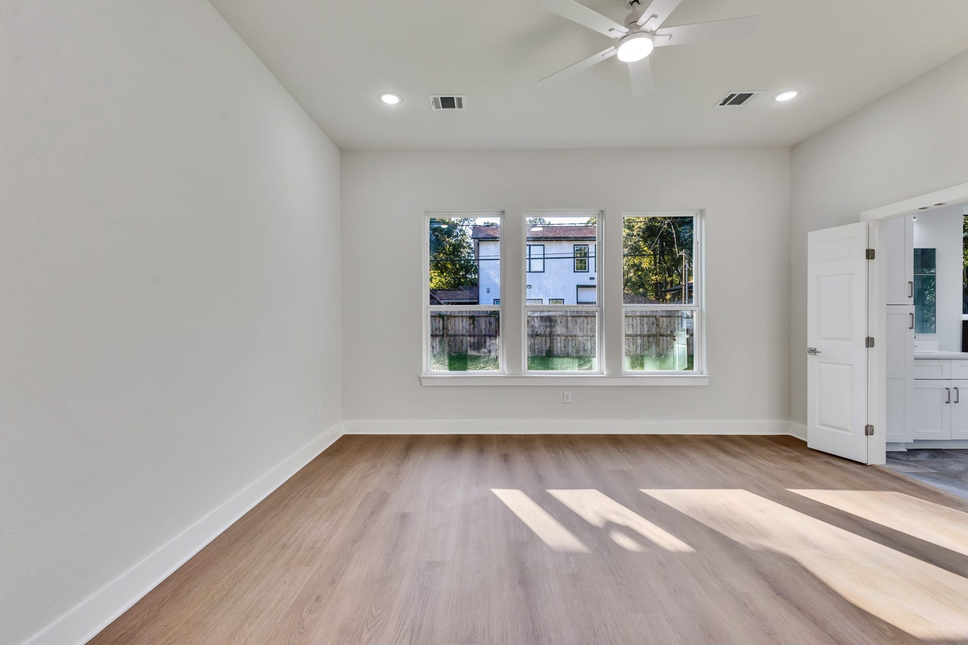25903 Woodglen Drive, Spring, TX 77386 Spacious Living Room