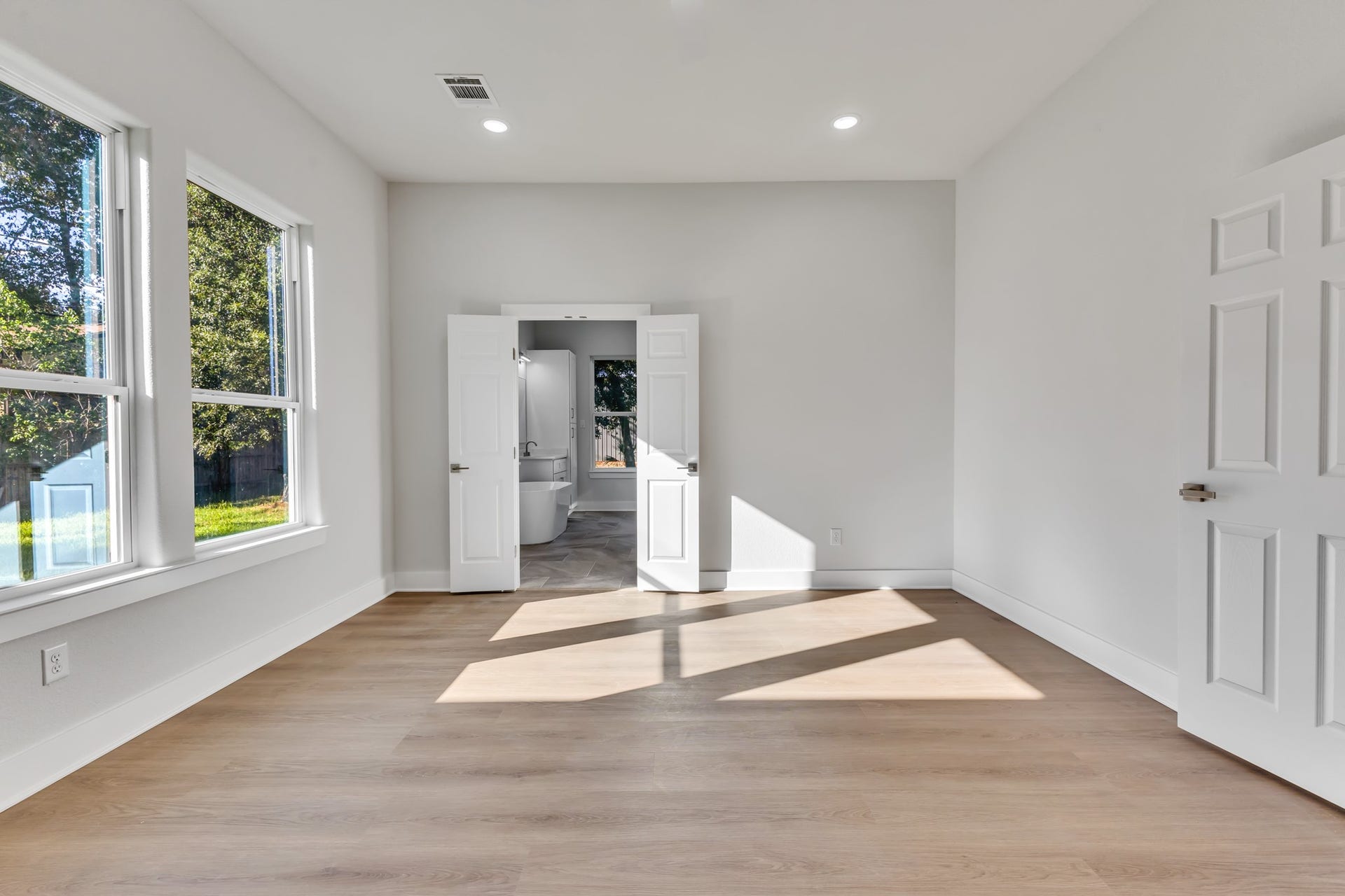 25903 Woodglen Drive, Spring, TX 77386 Bright Living Area with Natural Light