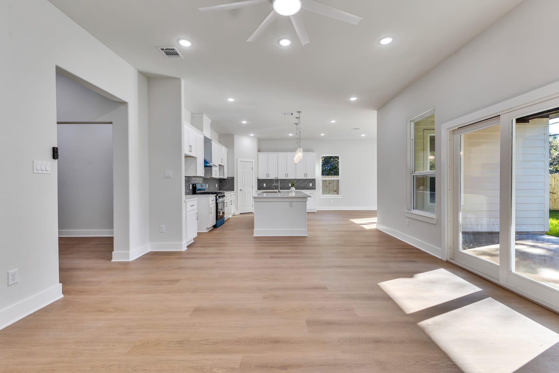 25903 Woodglen Drive, Spring, TX 77386 Spacious Living Area Overlooking the Kitchen