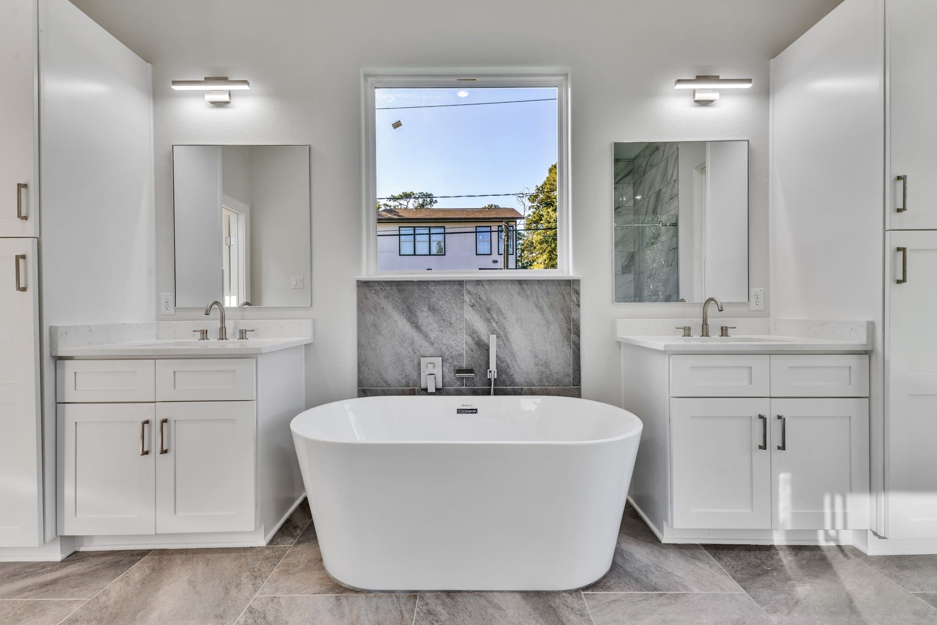 25903 Woodglen Drive, Spring, TX 77386 Luxurious Primary Bath with Soaking Tub
