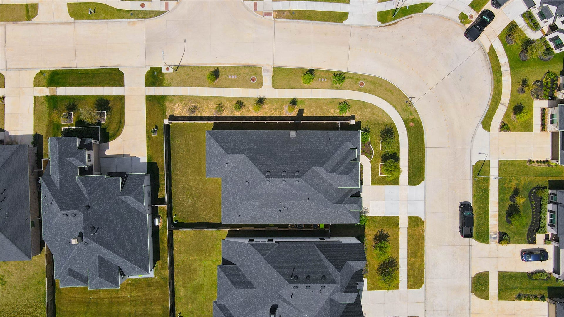 4510 Windmill Landing Lane, Fulshear, TX 77441 This home boasts a prime location on a corner lot within the highly acclaimed Cross Creek West community, known for its exceptional amenities and desirable atmosphere. The expansive lot provides ample space and privacy, enhancing the overall living experience.