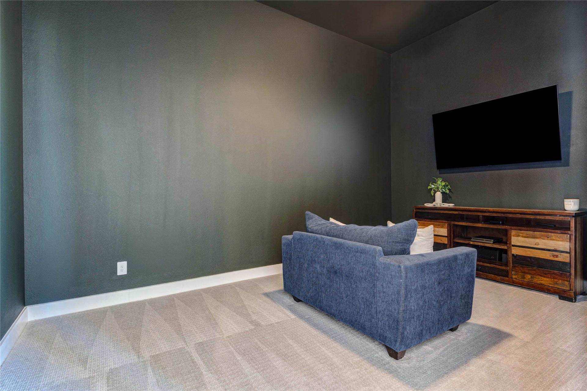 4510 Windmill Landing Lane, Fulshear, TX 77441 Movie Theater at Home all in 1 floor.