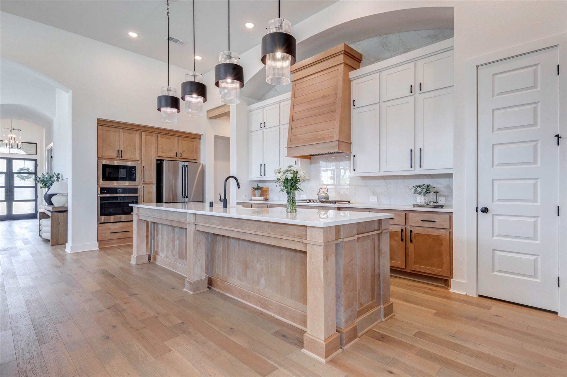 4510 Windmill Landing Lane, Fulshear, TX 77441 A dream kitchen with all cabinetry, pendant lights and high quality details.