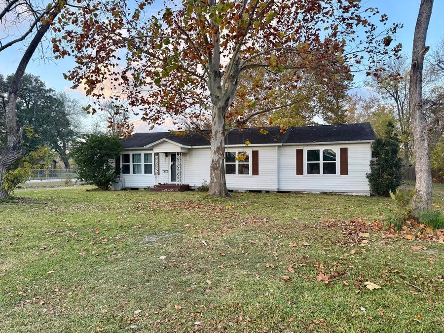 Property photo for 700 E Wallisville Road, Highlands, TX