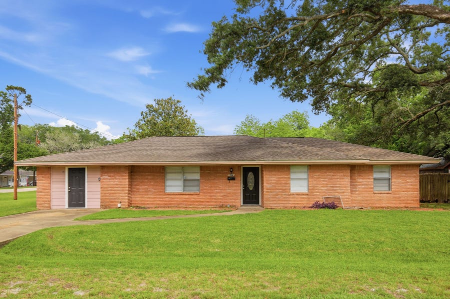 Property photo for 903 S Dula Street, Alvin, TX