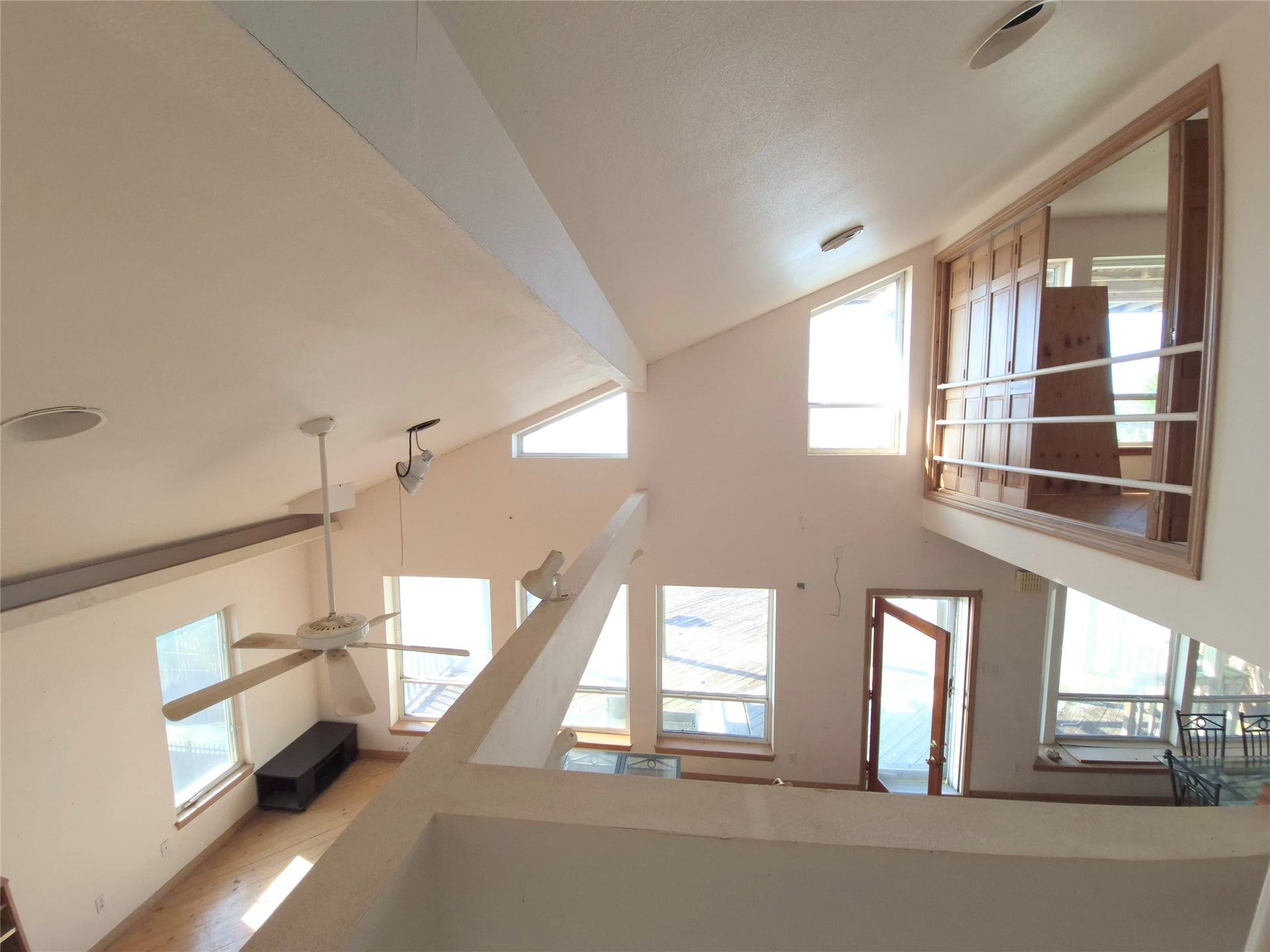 1823 Port O Call Street, Tiki Island, TX 77554 High ceilings