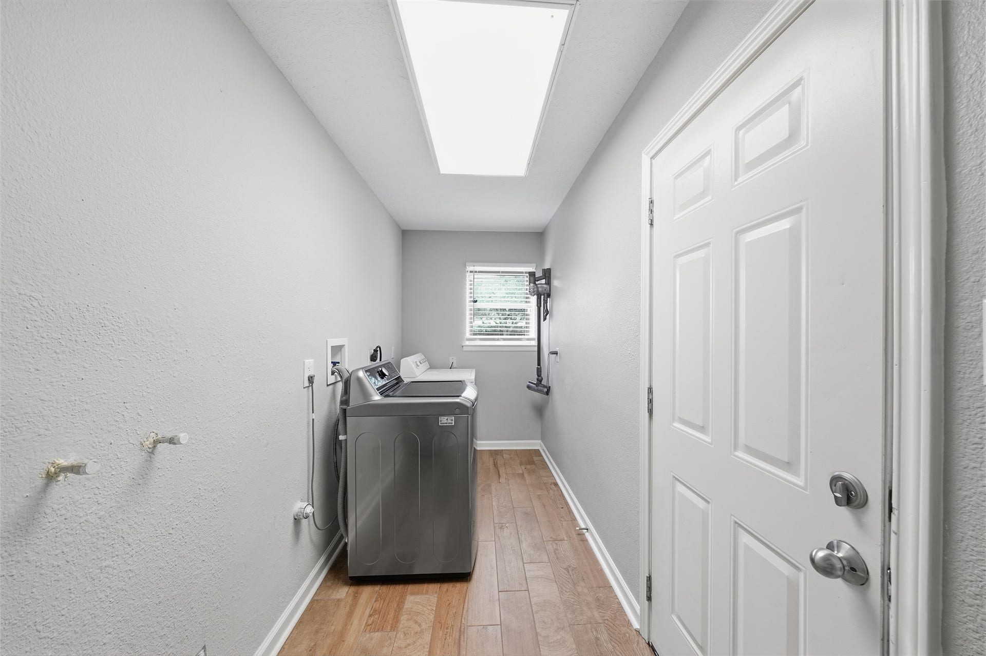 3037 Longwood Lane, Dickinson, TX 77539 Large laundry room downstairs