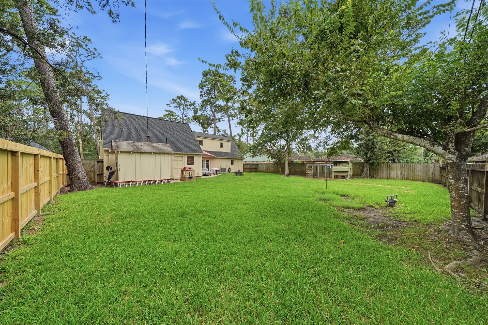 3037 Longwood Lane, Dickinson, TX 77539 Chickens can convey with home!