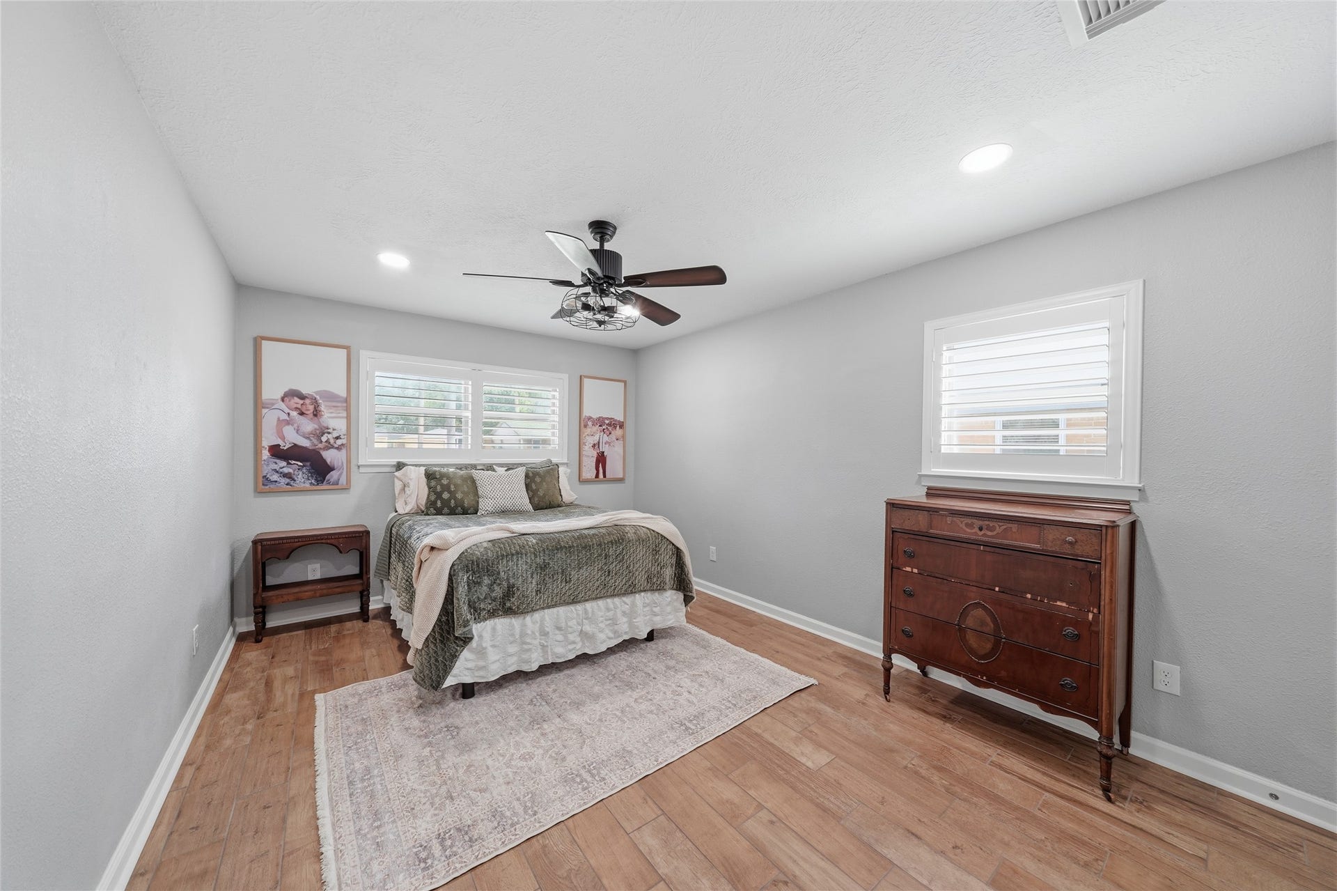 3037 Longwood Lane, Dickinson, TX 77539 Large private primary suite