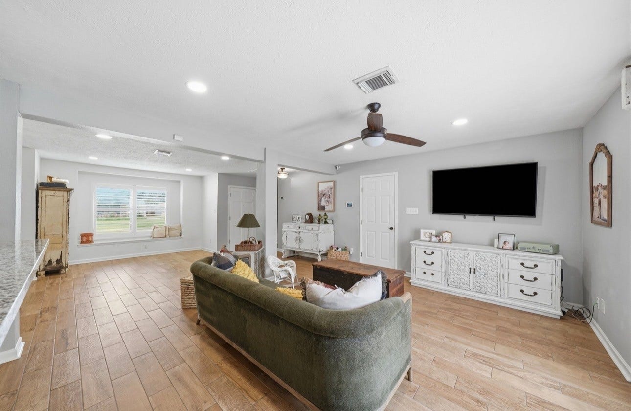 3037 Longwood Lane, Dickinson, TX 77539 Large open living room