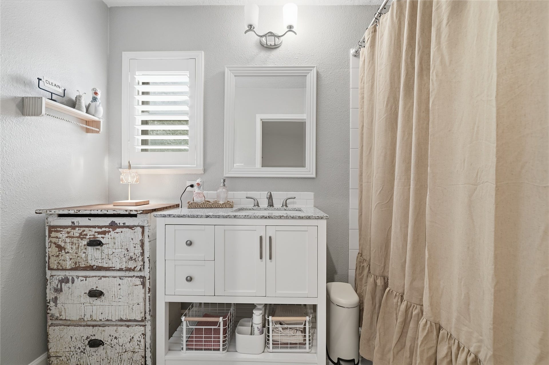 3037 Longwood Lane, Dickinson, TX 77539 Guest bathroom upstairs with tb/shower combo