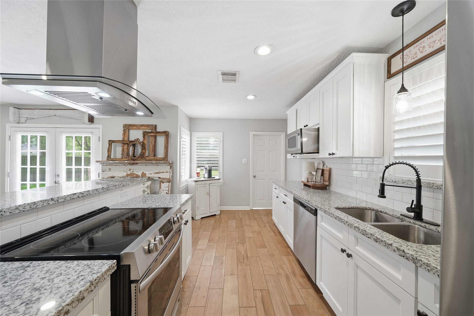 3037 Longwood Lane, Dickinson, TX 77539 Beautifully updated kitchen