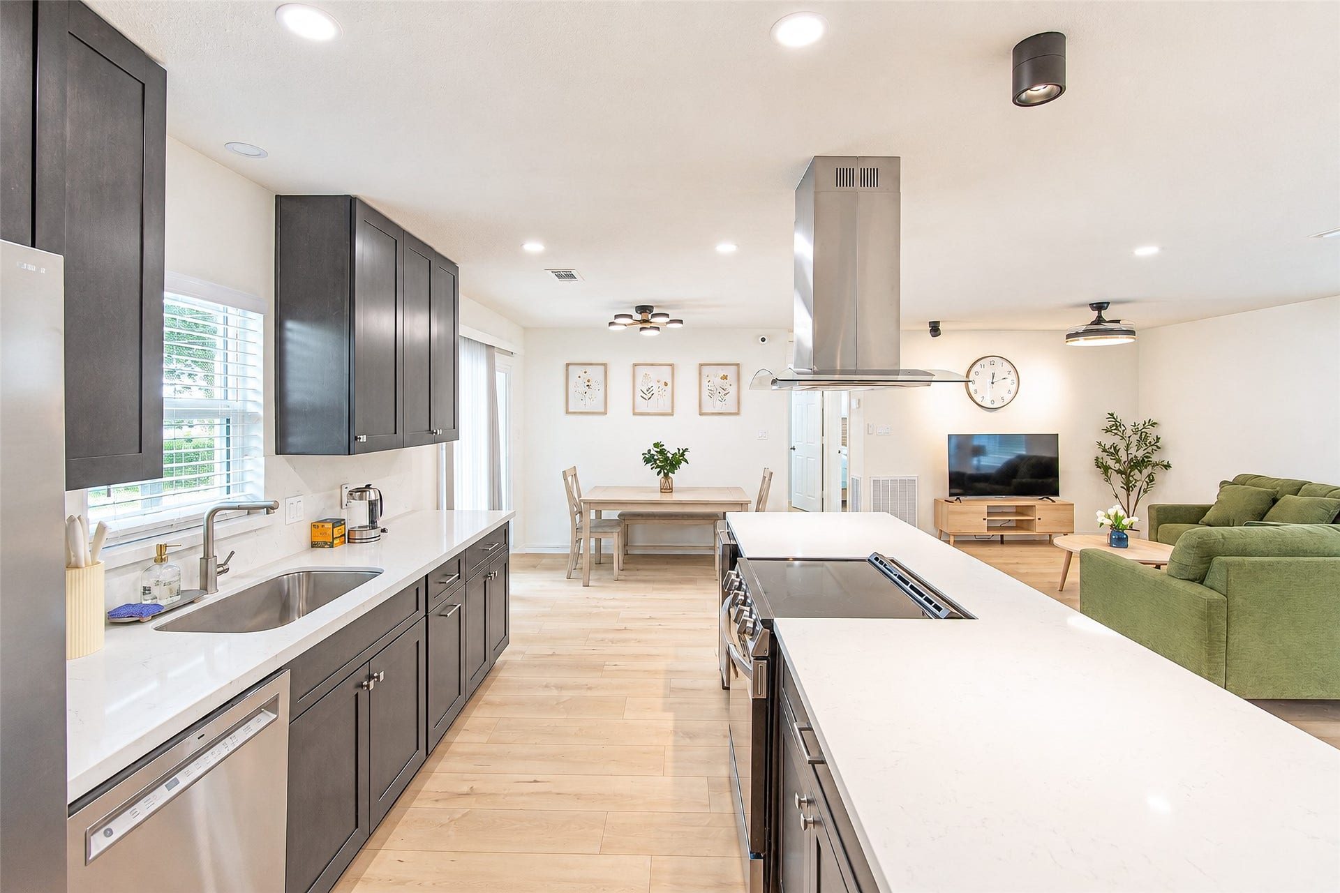 5326 De Lange Lane, Houston, TX 77092 5326 De Lange Lane, Houston, TX 77092