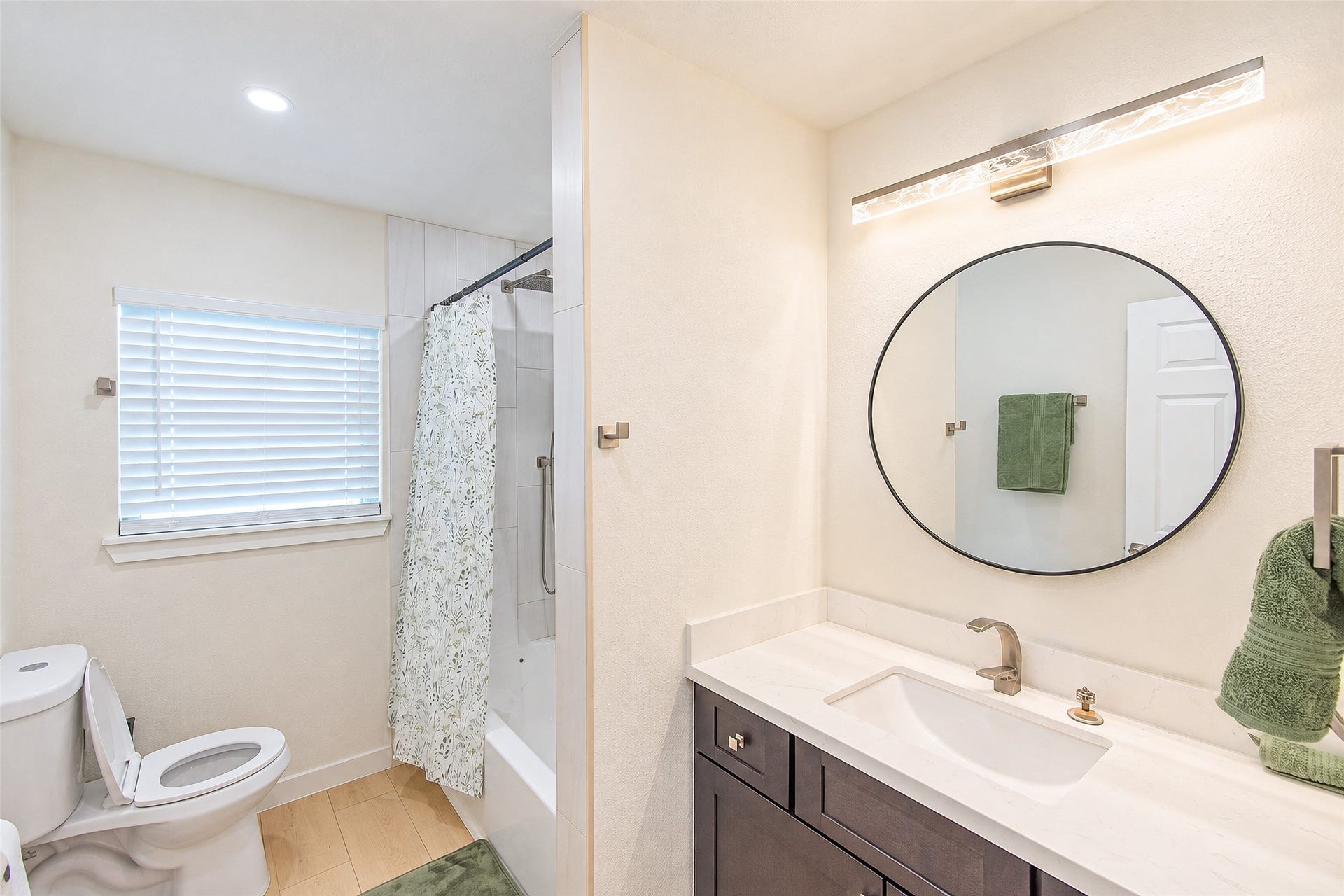 5326 De Lange Lane, Houston, TX 77092 5326 De Lange Lane, Houston, TX 77092