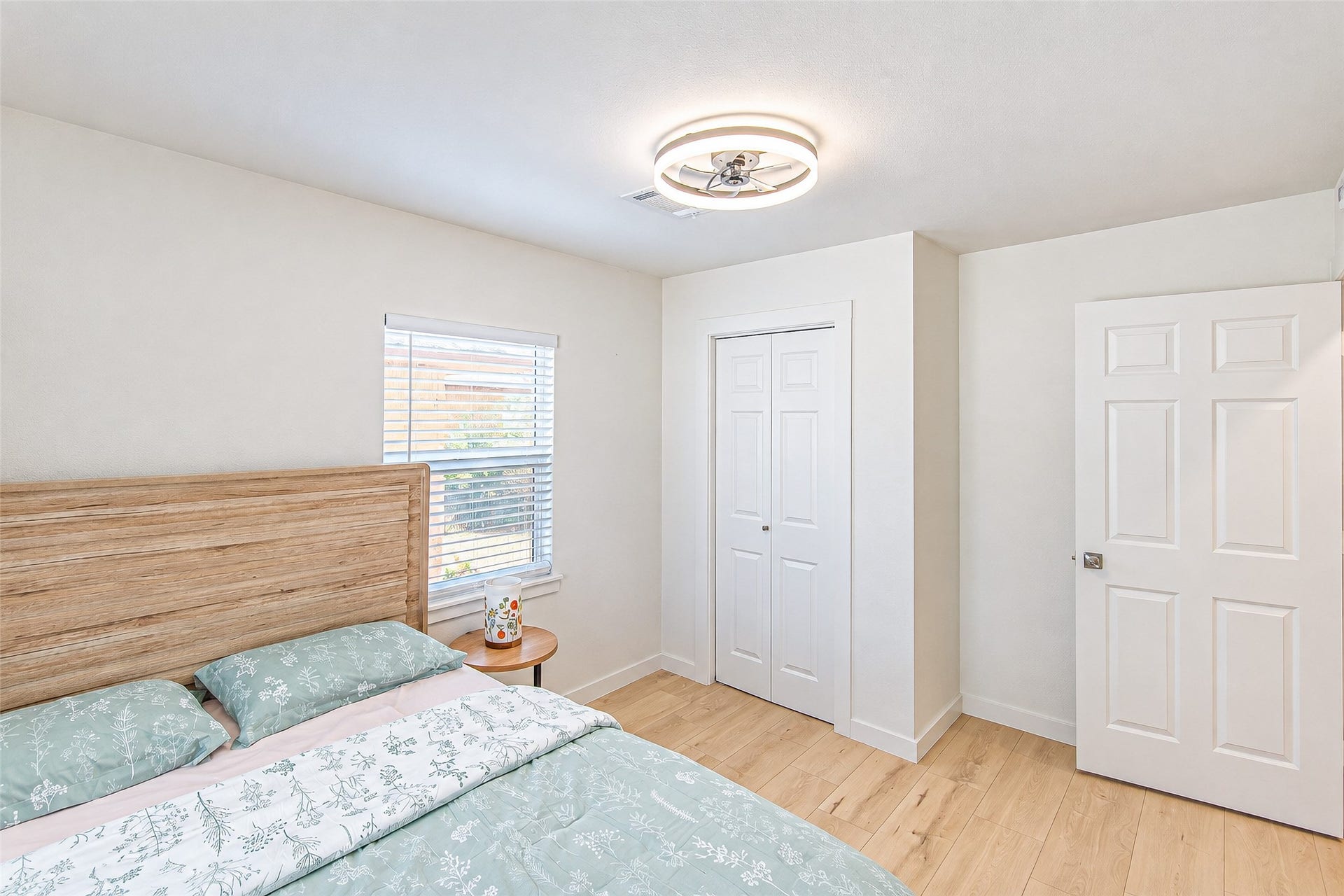 5326 De Lange Lane, Houston, TX 77092 5326 De Lange Lane, Houston, TX 77092
