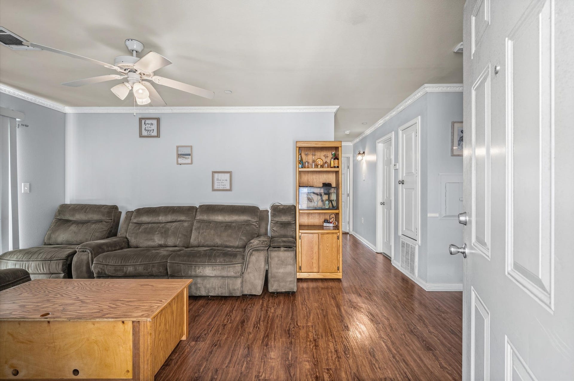 7600 Emmett F Lowry Expressway, #416, Texas City, TX 77591 Inviting living room featuring a elegant wood flooring, and a ceiling fan for added comfort.