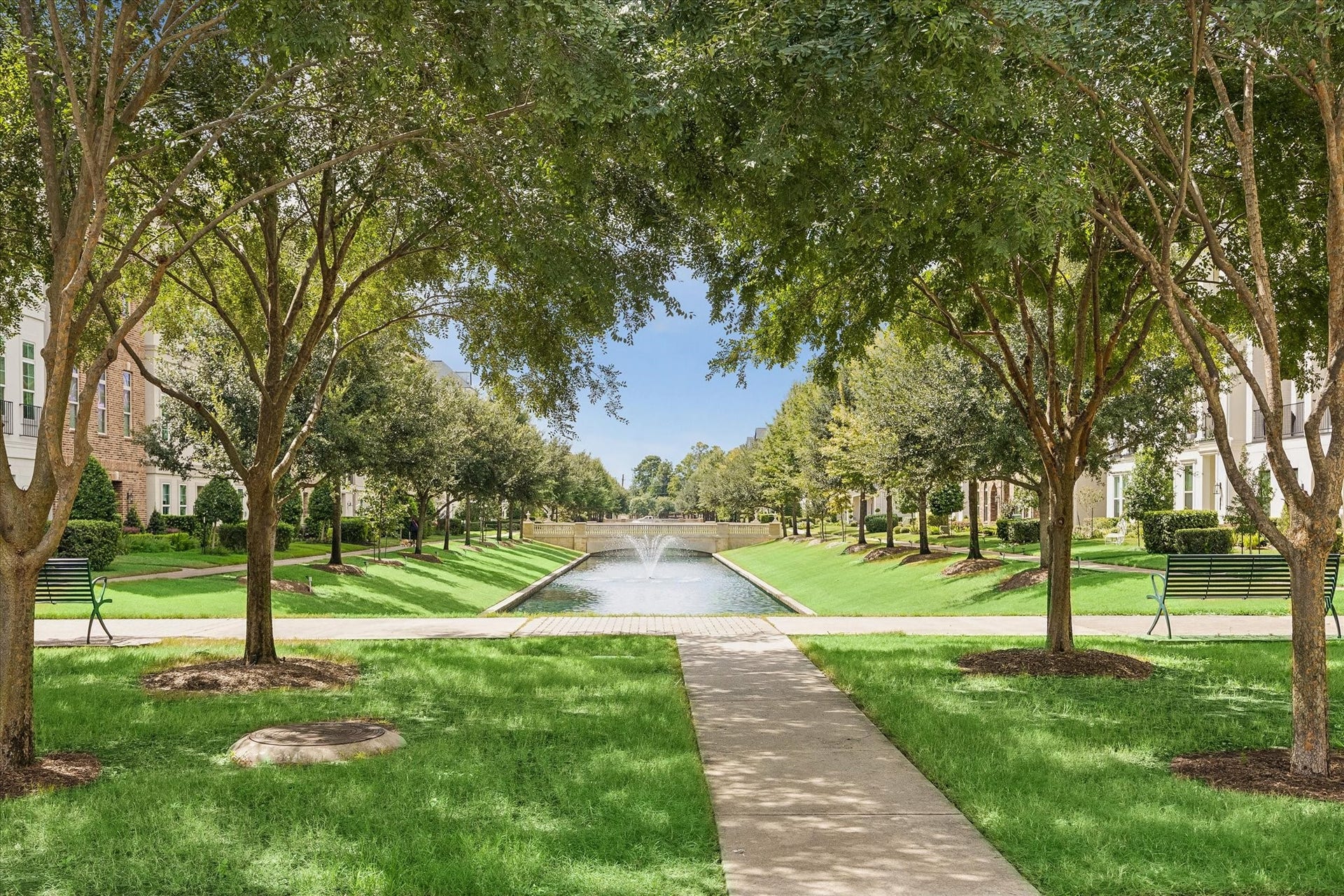 The property is perfectly positioned just a short distance from the canal with fountain.