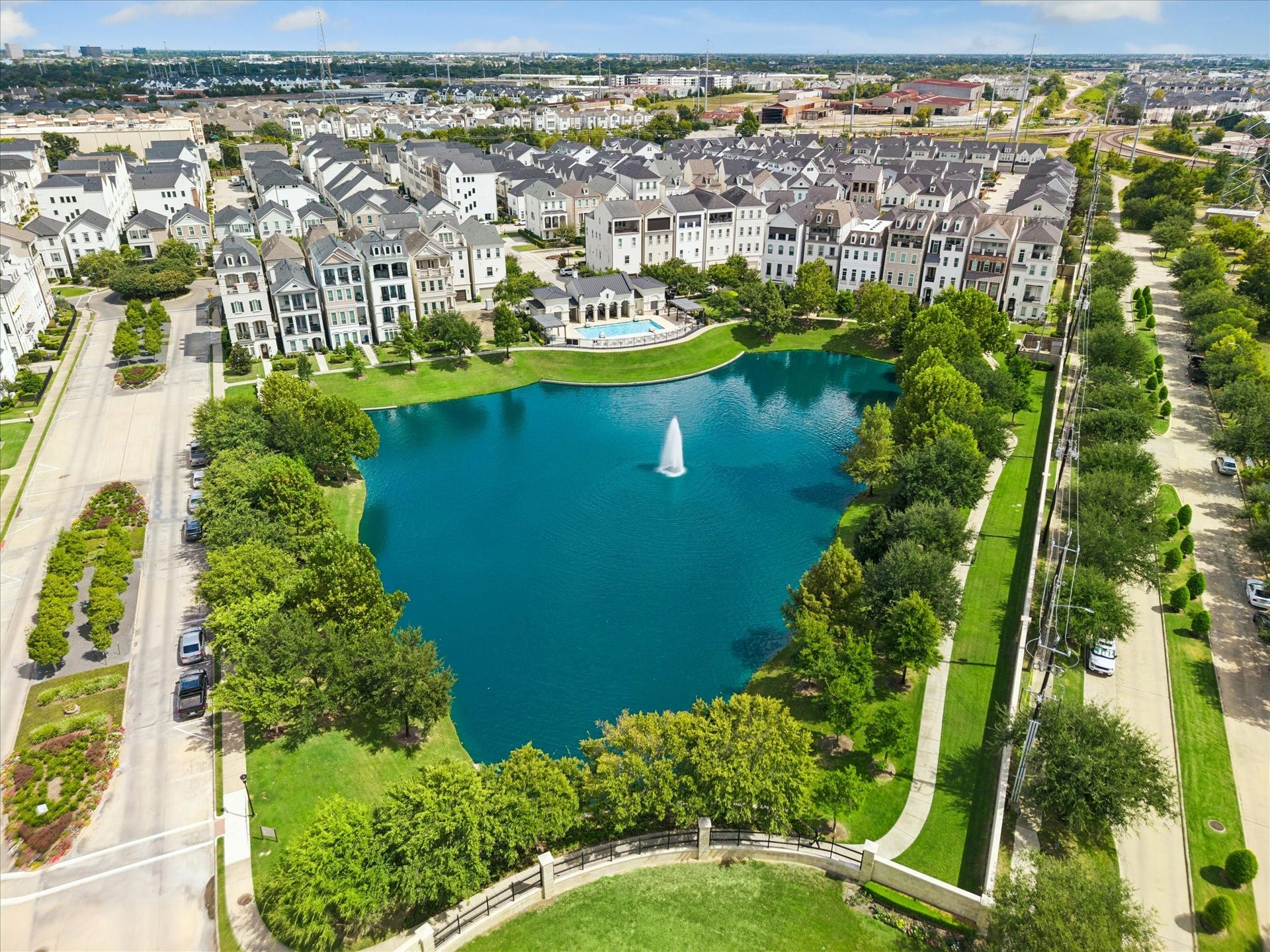 Somerset Green offers a total escape from the Houston hustle. This meticulously designed enclave features elegant homes tucked along winding, cobblestone-accented streets.