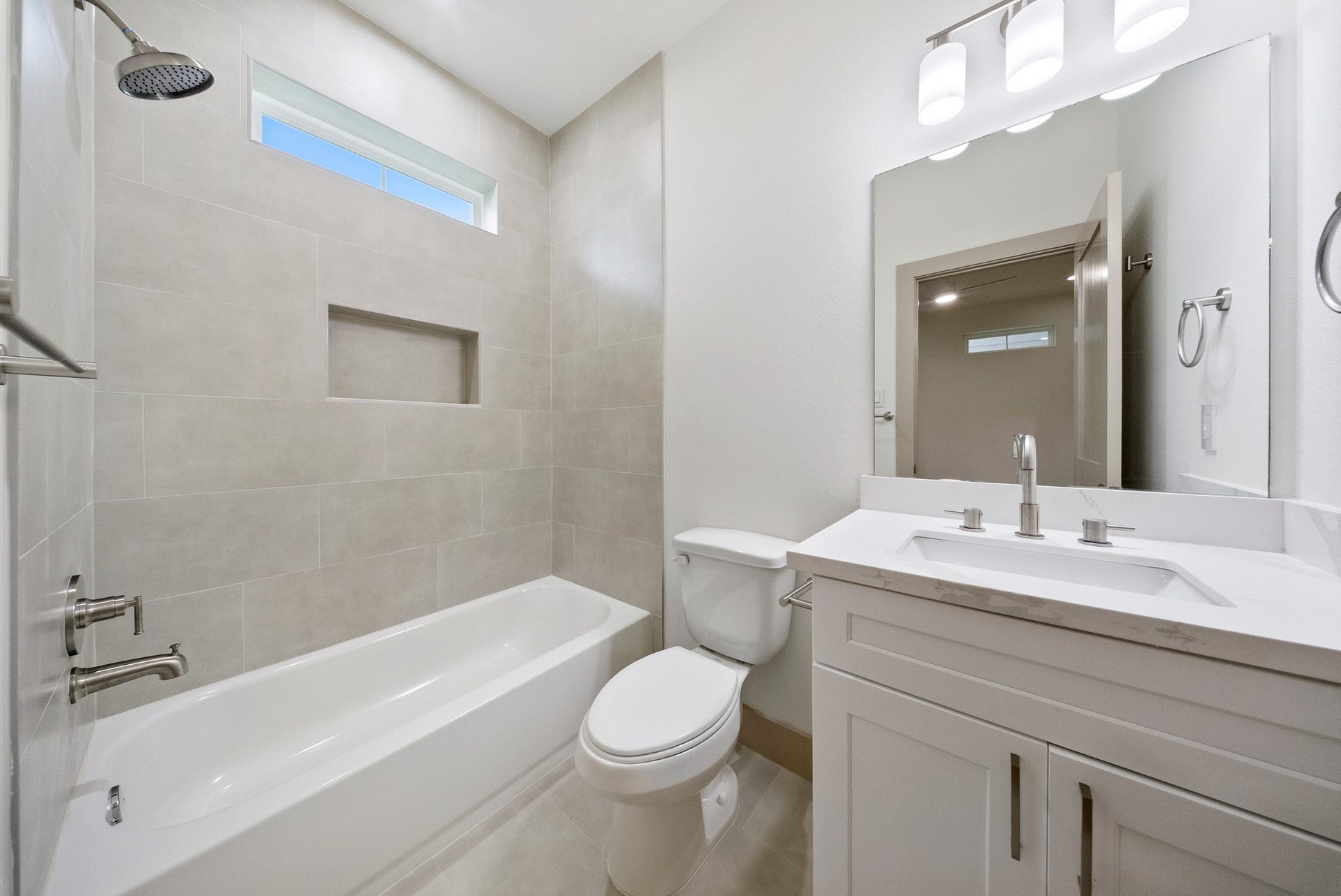 1122 Weiss Street, Houston, TX 77009 Downstairs bathroom