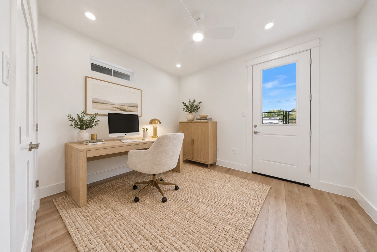 1122 Weiss Street, Houston, TX 77009 Downstairs flexroom can be used as a bedroom or home office.