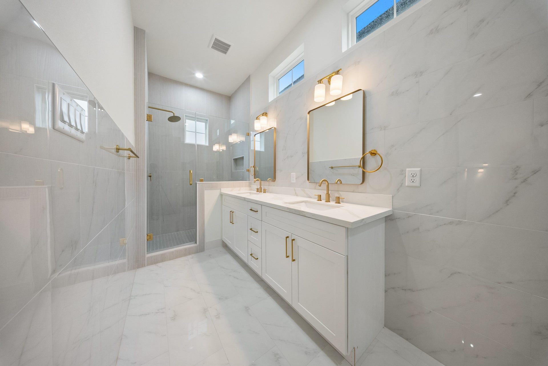 1122 Weiss Street, Houston, TX 77009 Primary Shower features double vanities