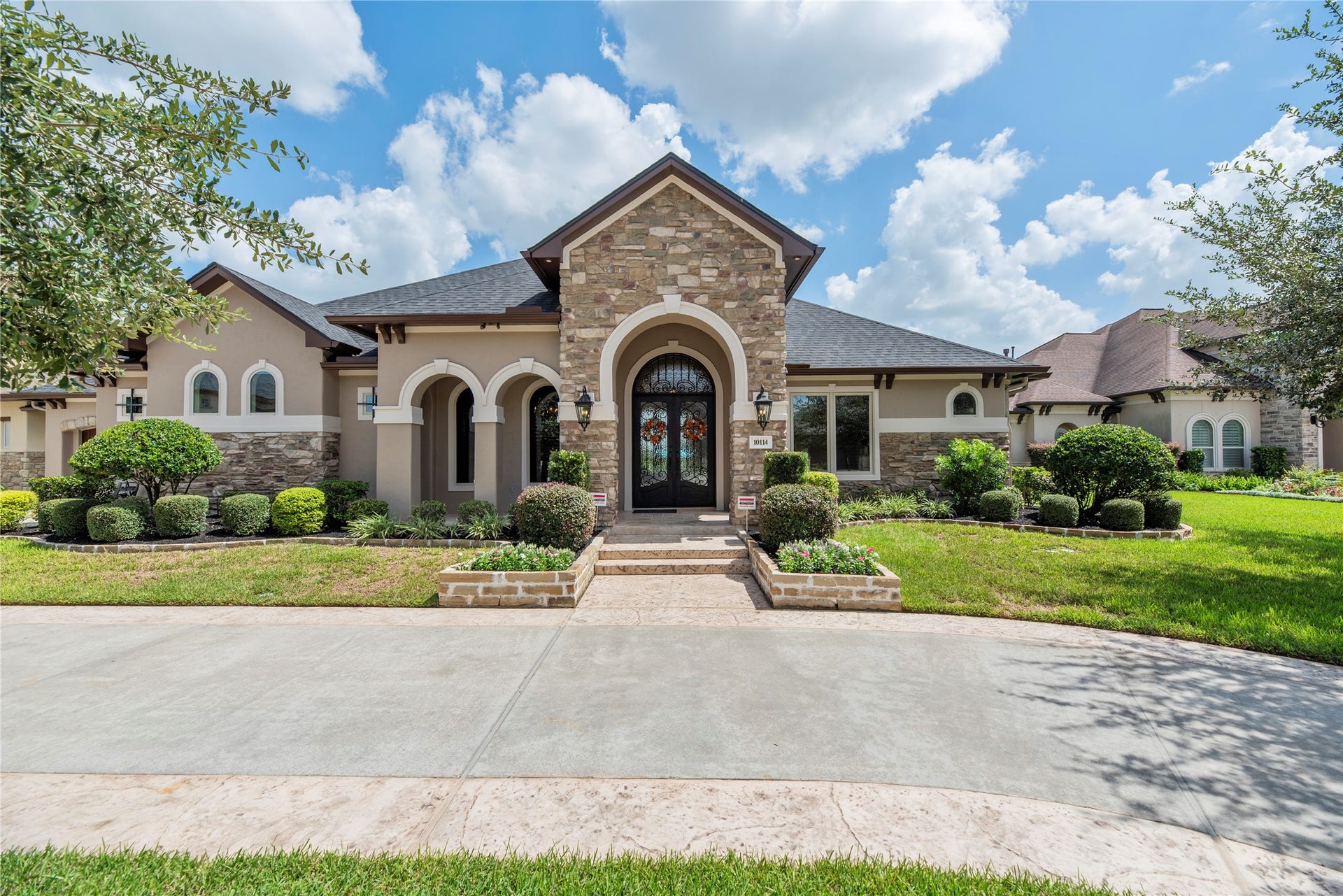 10114 E Frio River Circle N, Cypress, TX 77433 Circle drive, easy in and out for your family and friends