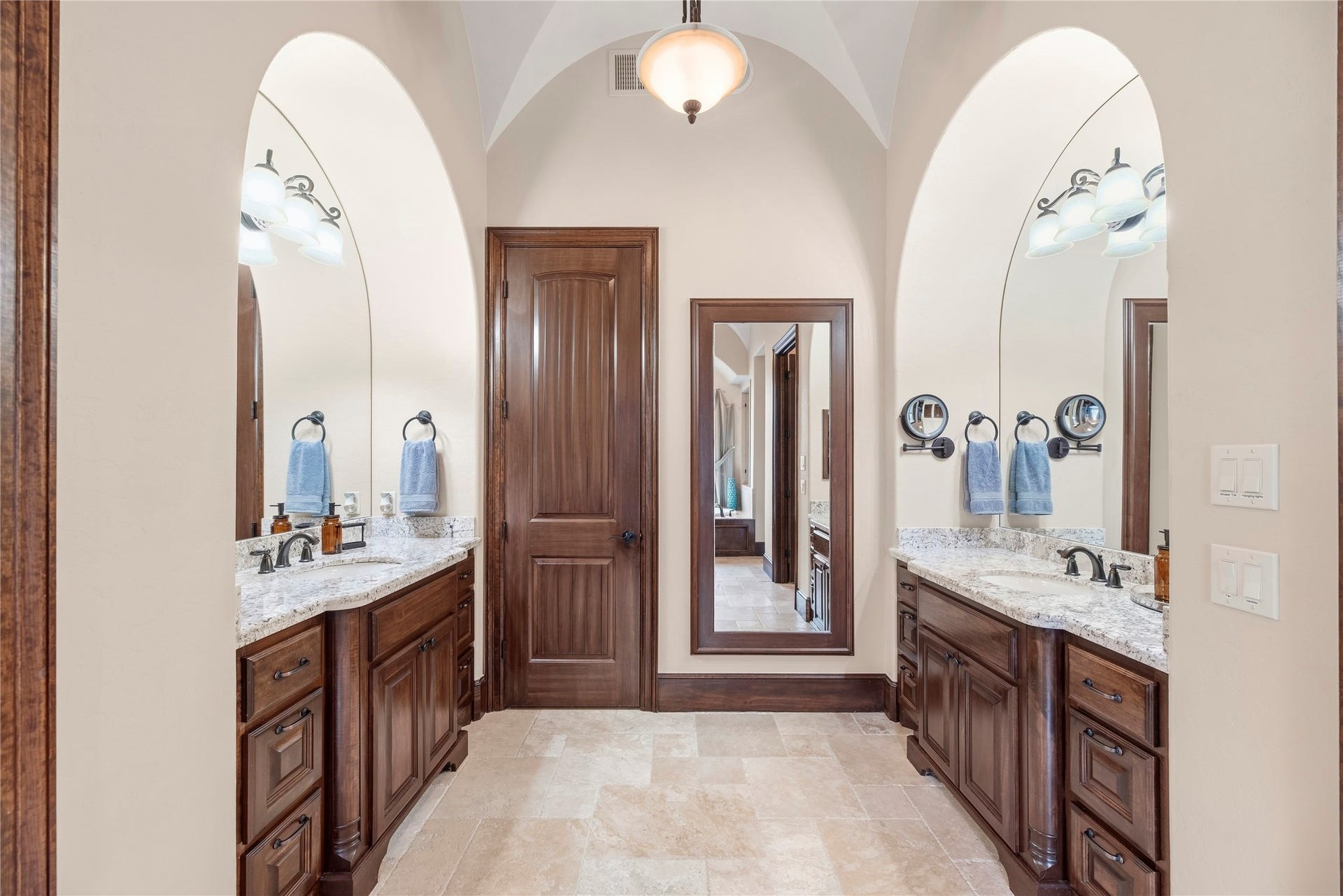 10114 E Frio River Circle N, Cypress, TX 77433 You will feel like you are at the spa in this primary bathroom