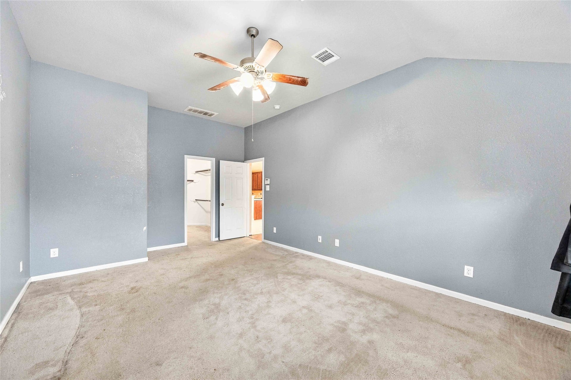 Spacious primary suite with an en-suite bath and walk-in closet.