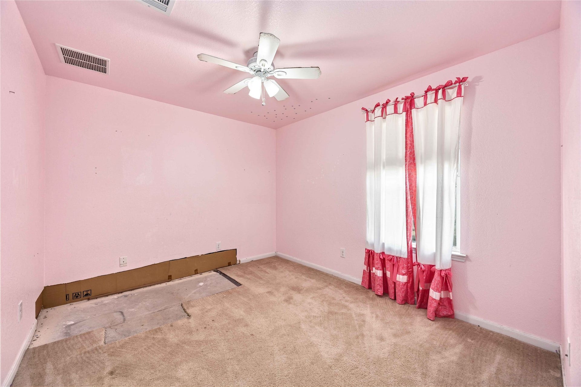 Secondary bedroom with natural light and flexible use.