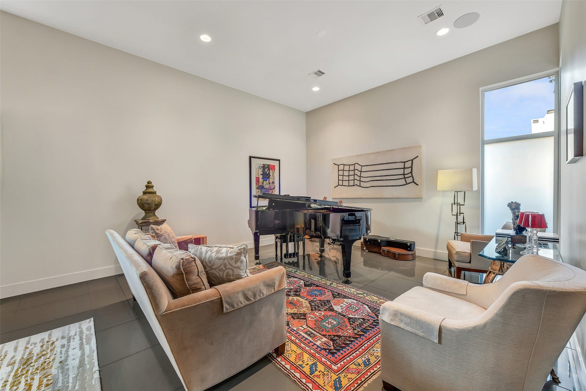 2302 Persa Street, Houston, TX 77019 The impressive formal living room features high ceilings and abundance of natural light flowing through expansive windows. Accentuated by clean walls and modern architectural details, it is perfect for entertaining.