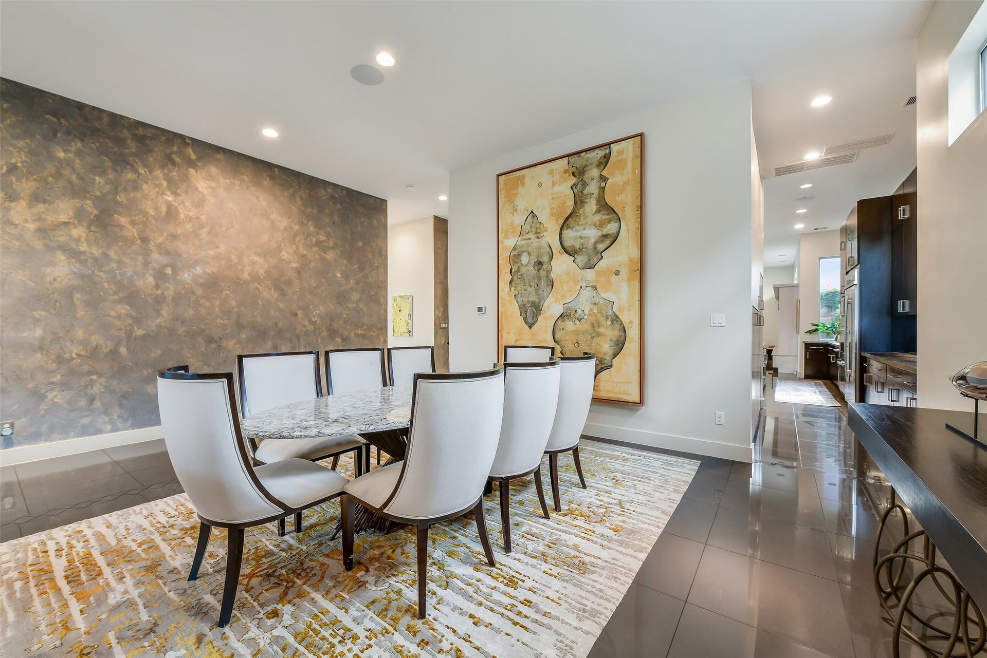 2302 Persa Street, Houston, TX 77019 This elegant formal dining room features high ceilings with a high-set transom window which allows soft natural light into the space while maintaining privacy. Seamless entertaining as the room connects directly to a stylish butlers pantry leading into the gourmet kitchen.
