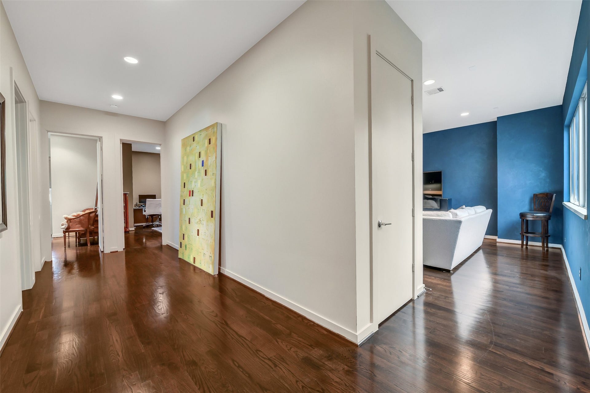 2302 Persa Street, Houston, TX 77019 Centered around clean lines and art-ready gallery walls, this spacious landing provides a bright, open flow leading directly into the upper-level entertainment space and secondary suites.