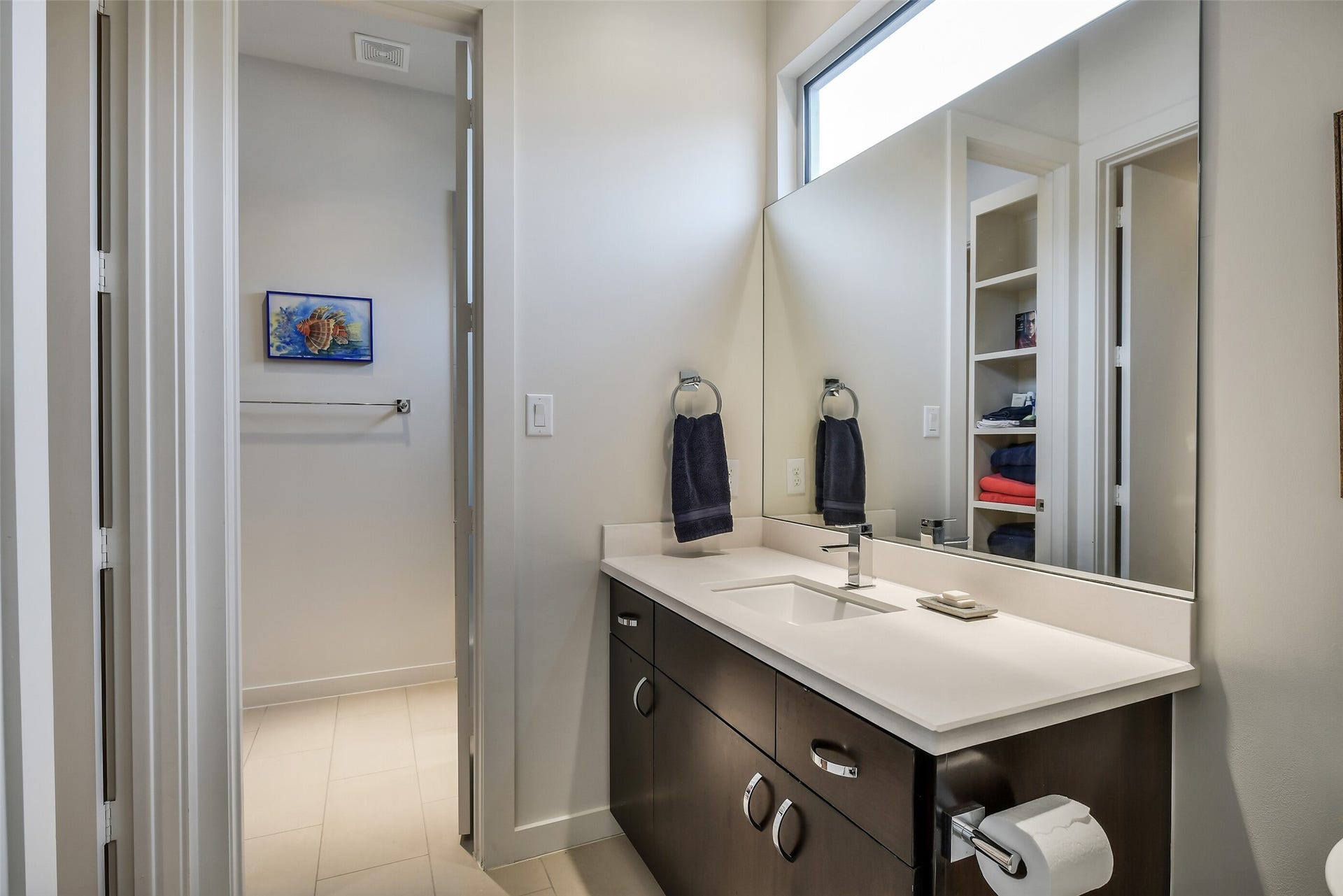 2302 Persa Street, Houston, TX 77019 Designed for functionality and style, this shared bath highlights sleek chrome fixtures, extensive vanity storage, and an open layout connecting smoothly to the adjoining bedroom areas.